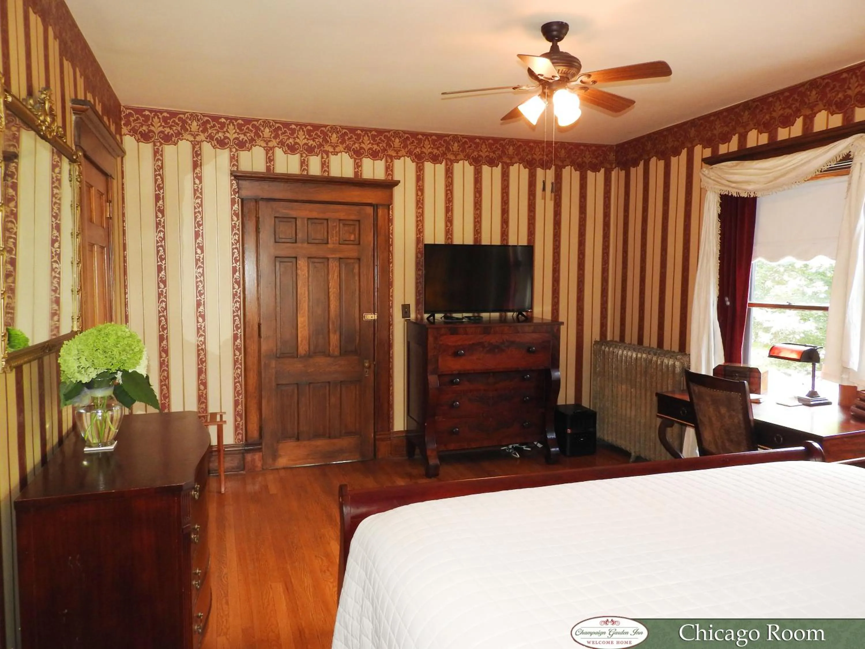 Photo of the whole room, Bed in Champaign Garden Inn