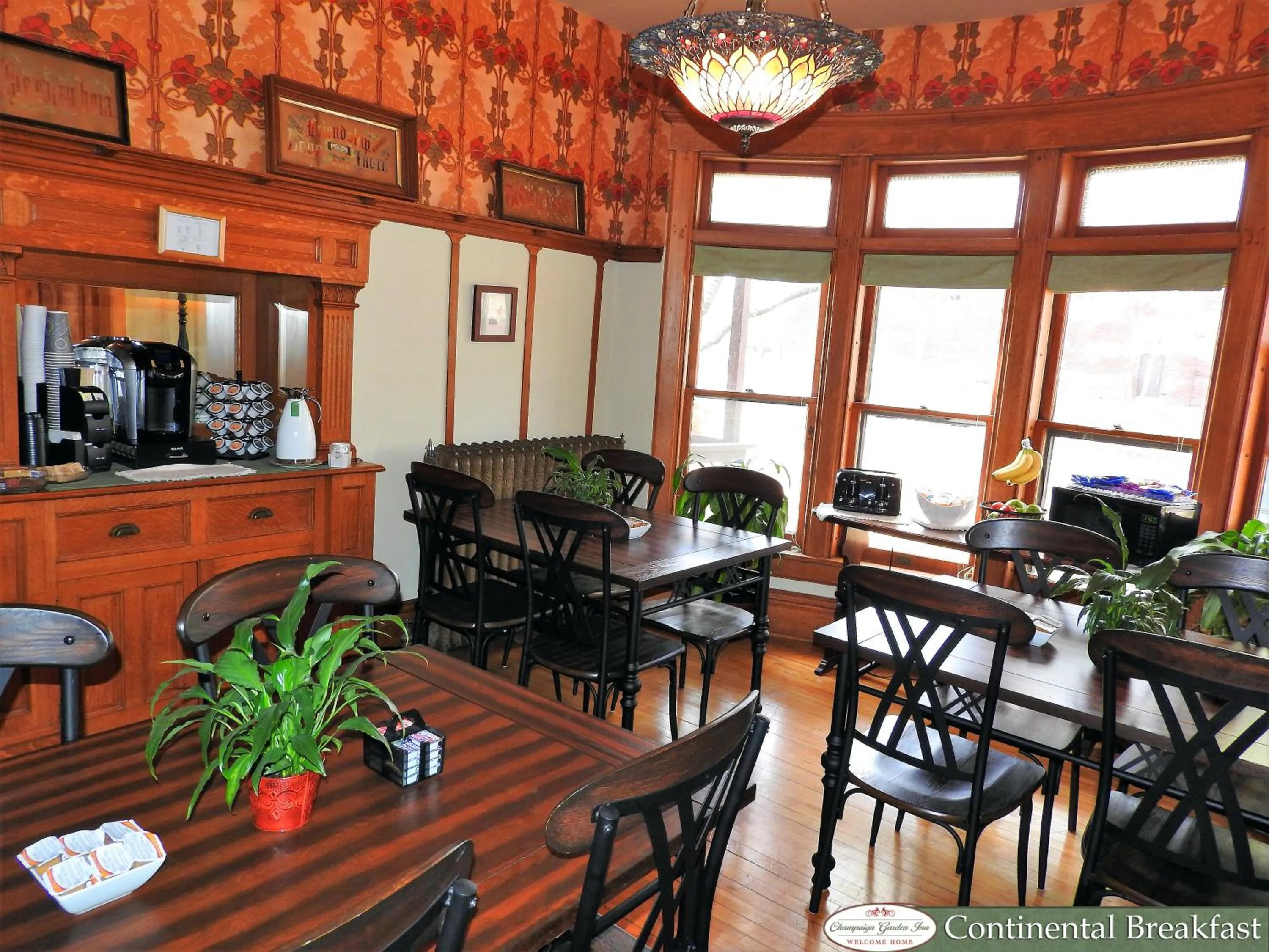 Dining area in Champaign Garden Inn