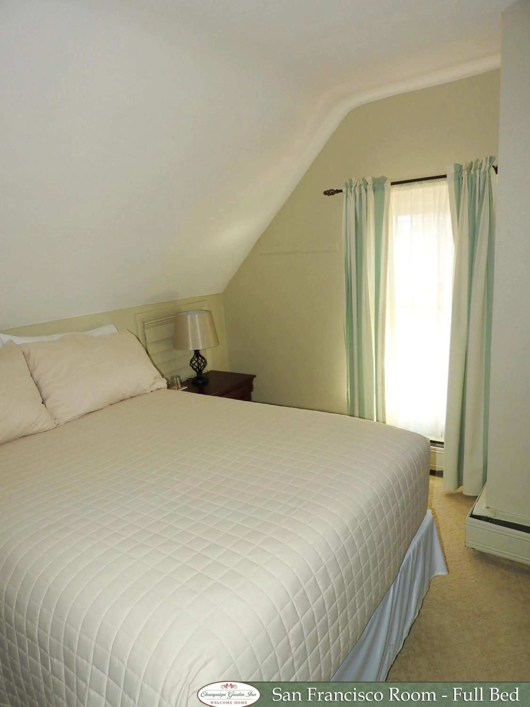 Bed in Champaign Garden Inn