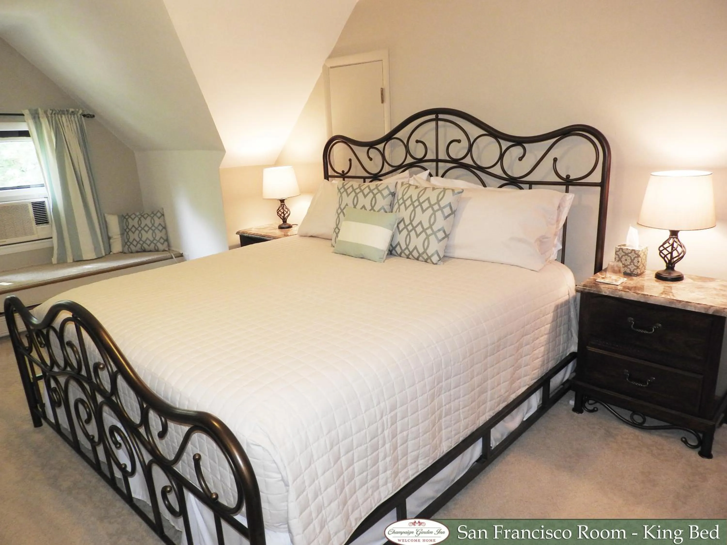 Photo of the whole room, Bed in Champaign Garden Inn