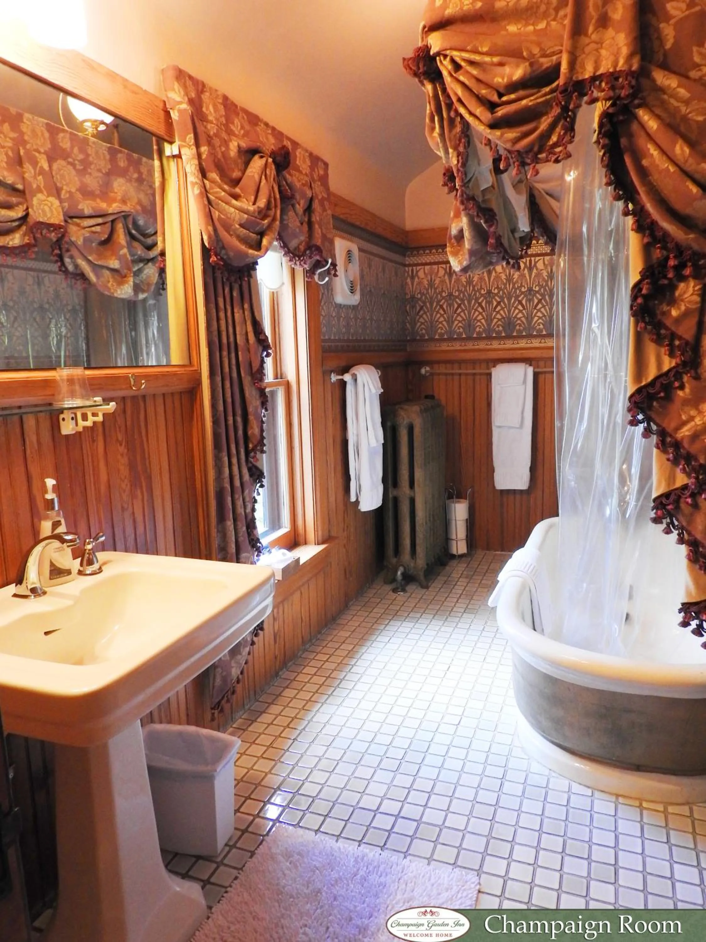 Bathroom in Champaign Garden Inn