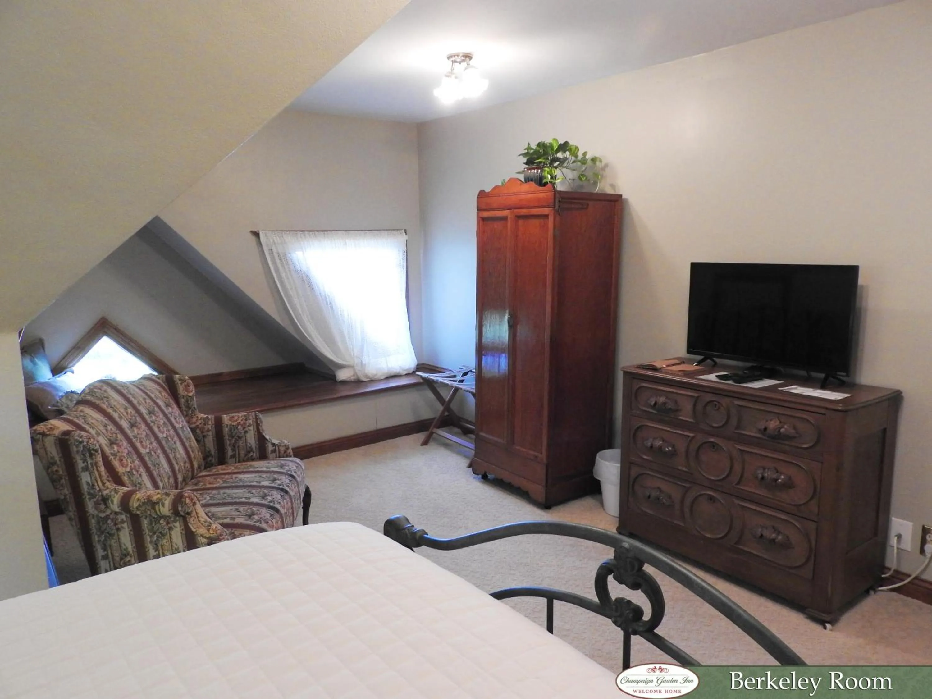 Photo of the whole room, Bed in Champaign Garden Inn