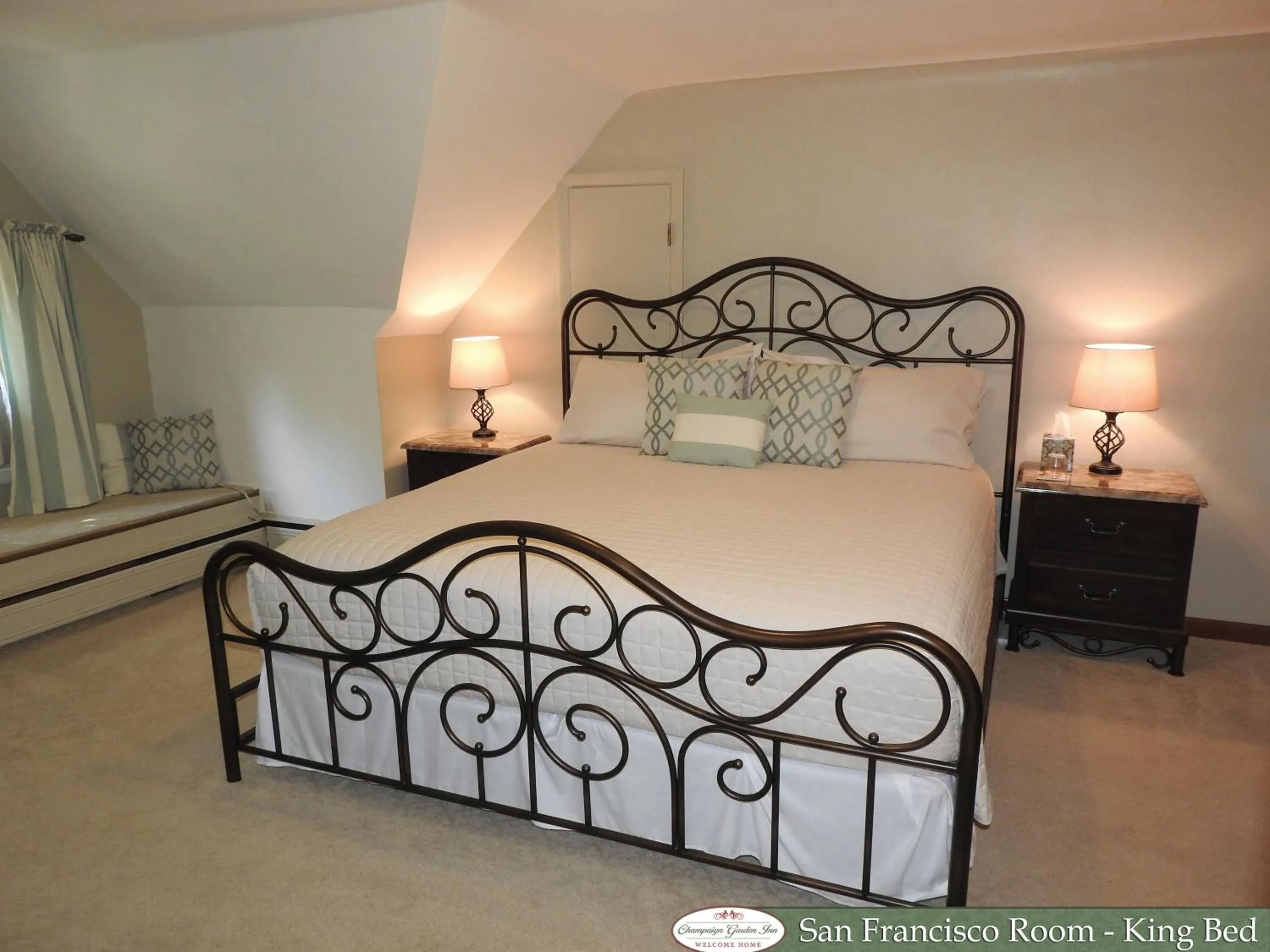 Photo of the whole room, Bed in Champaign Garden Inn