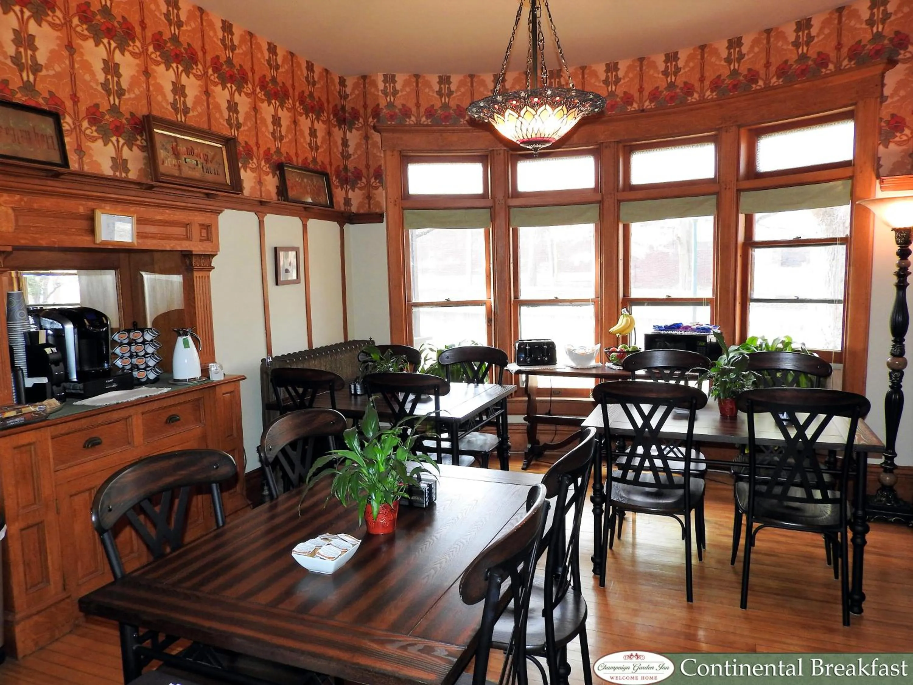 Dining area in Champaign Garden Inn