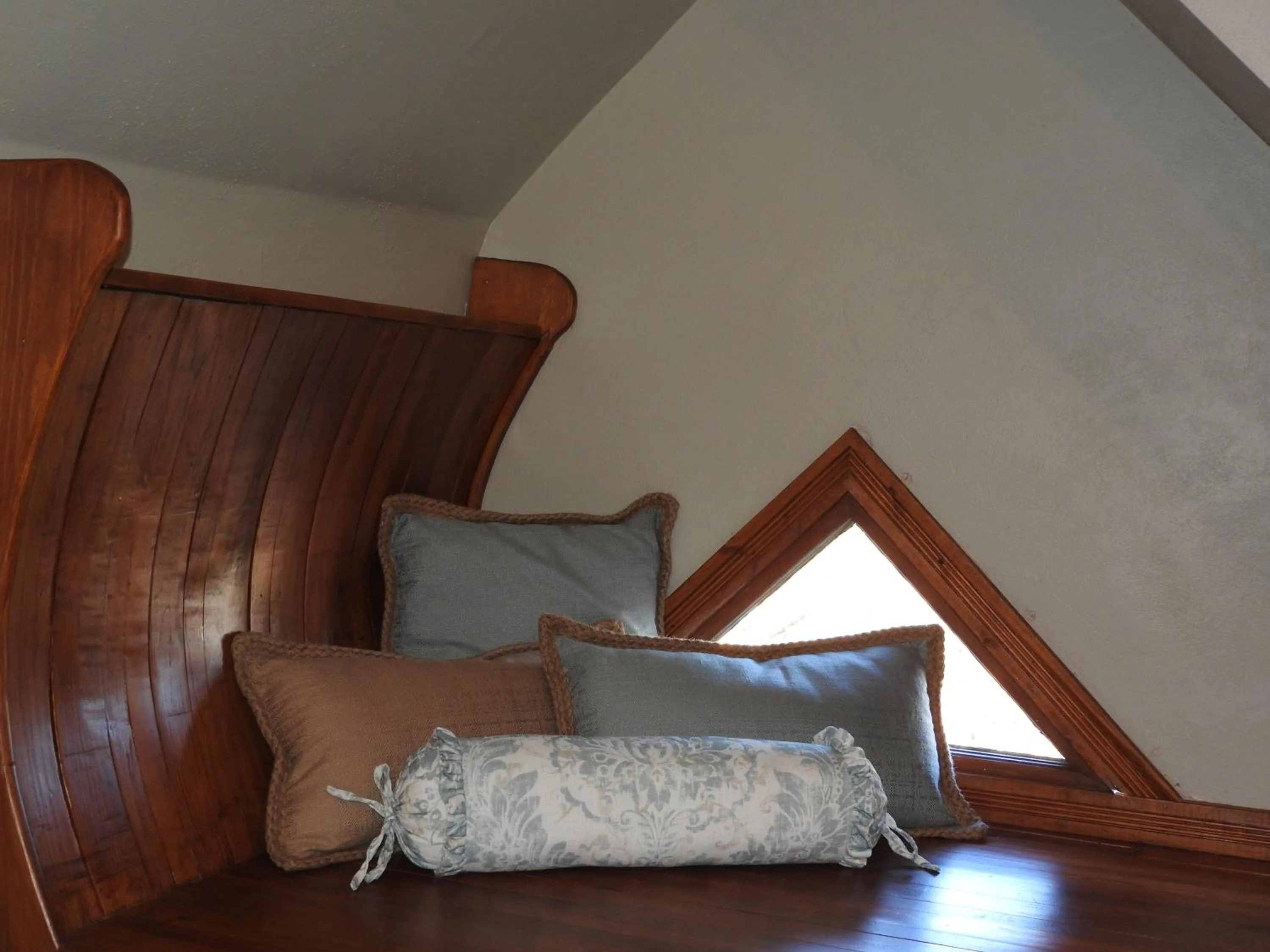 Decorative detail, Bed in Champaign Garden Inn