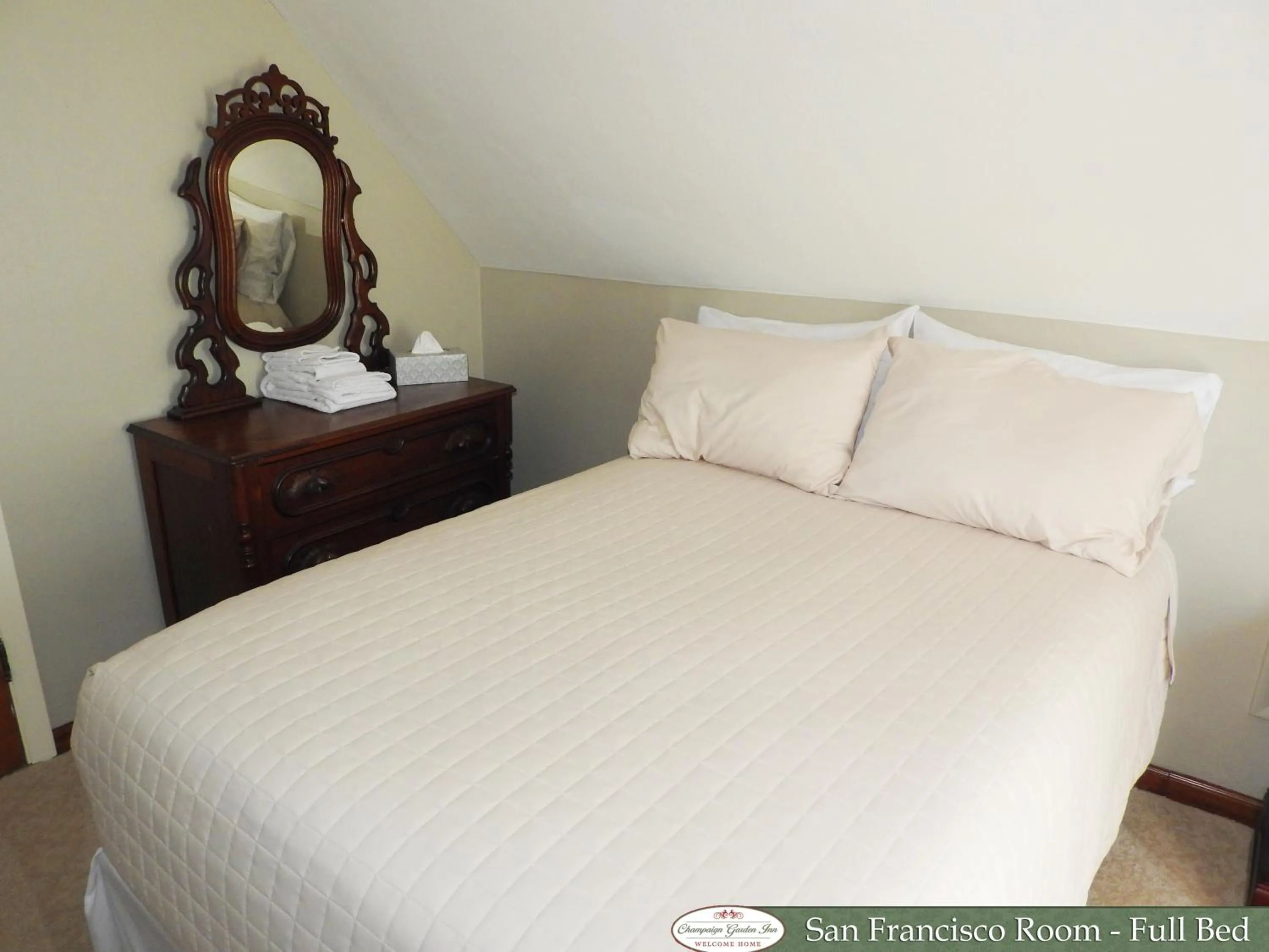 Bed in Champaign Garden Inn