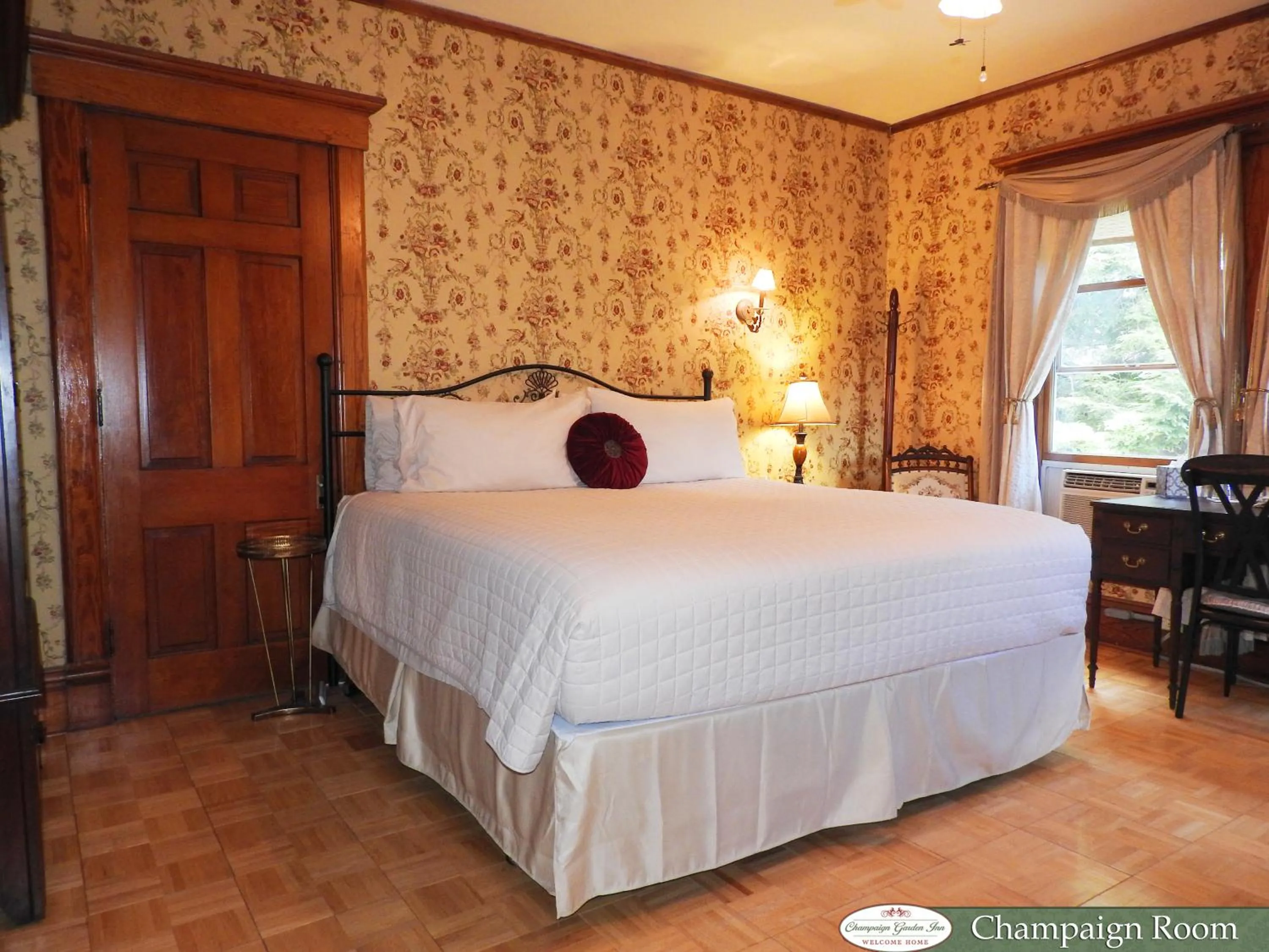 Photo of the whole room, Bed in Champaign Garden Inn