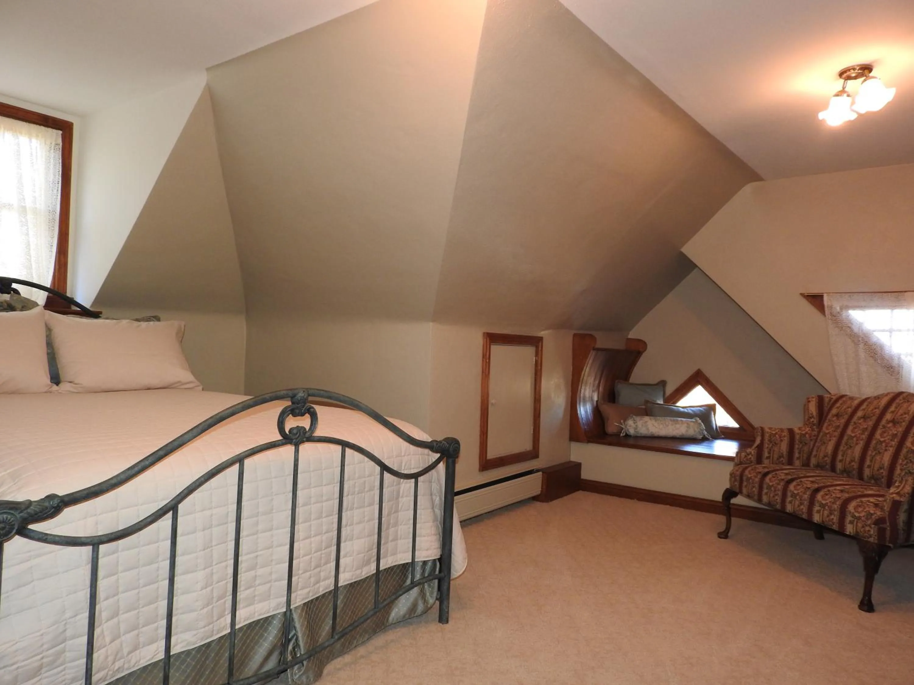 Photo of the whole room, Bed in Champaign Garden Inn