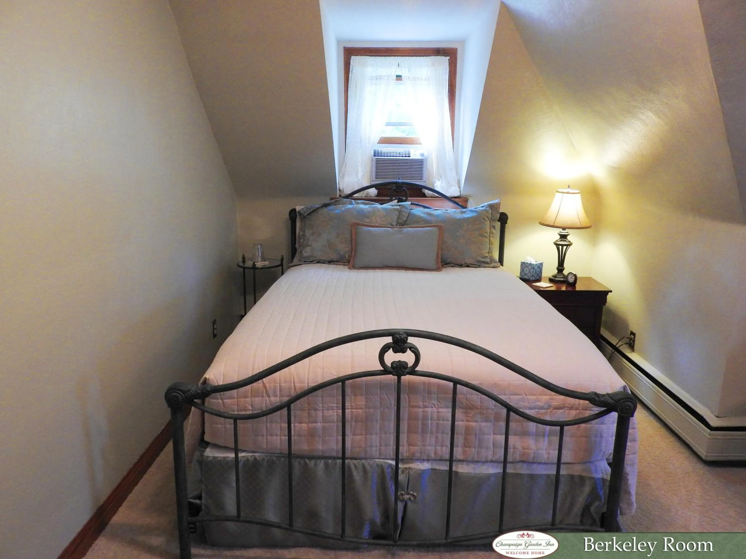 Bed in Champaign Garden Inn