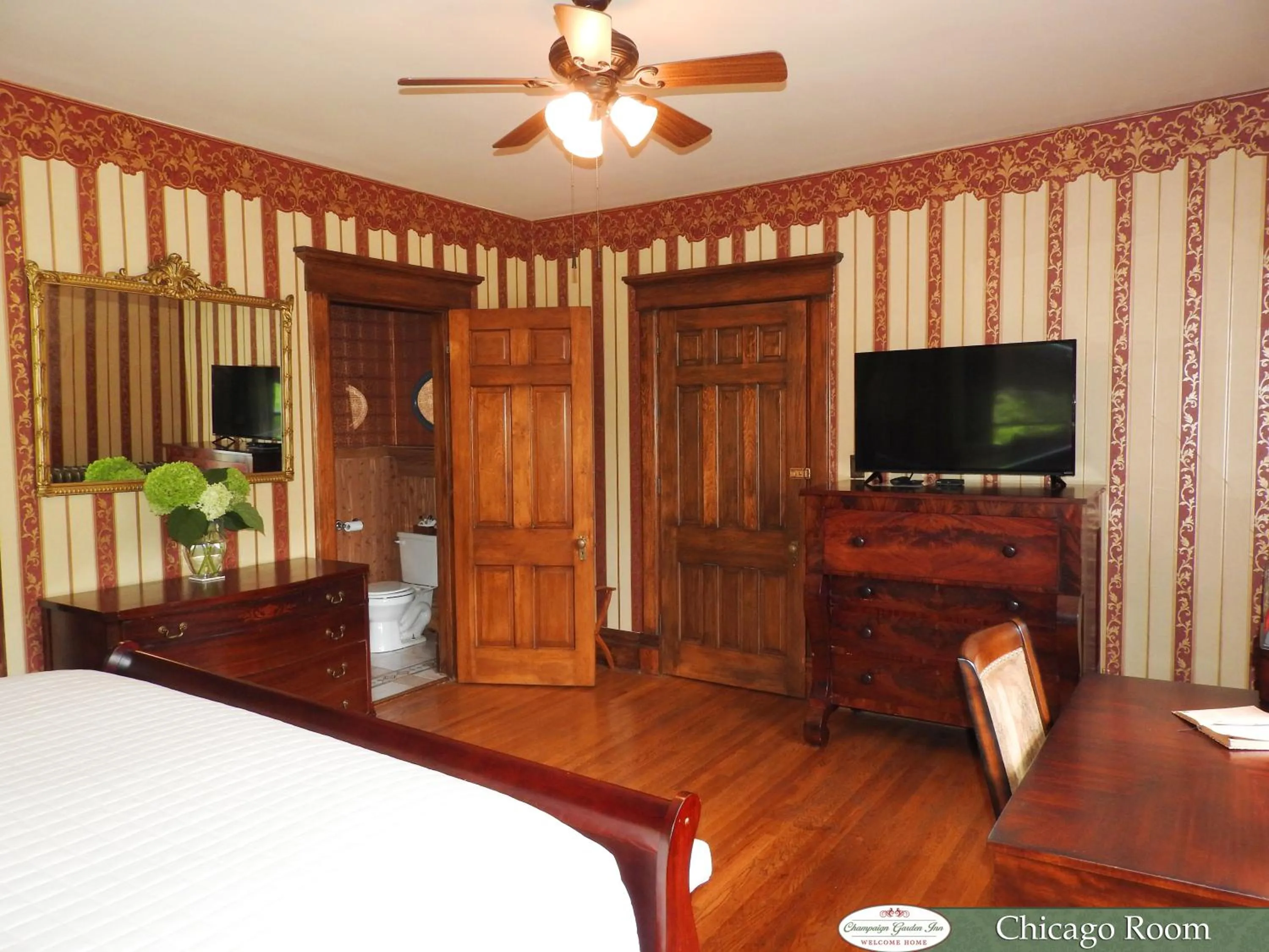Photo of the whole room, Bed in Champaign Garden Inn