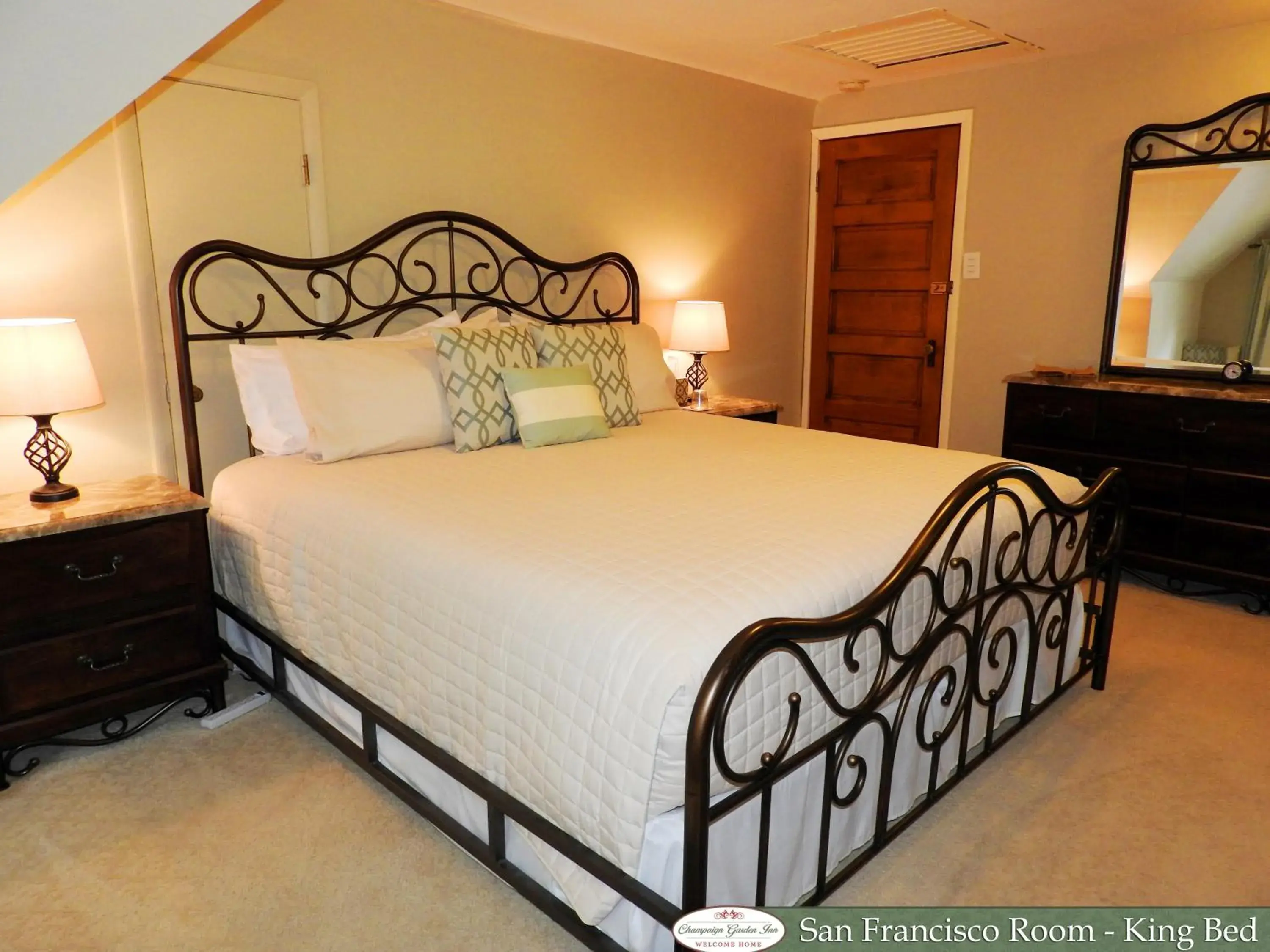 Family Room with Bathroom in Champaign Garden Inn Family Room with Bathroom in Champaign Garden Inn