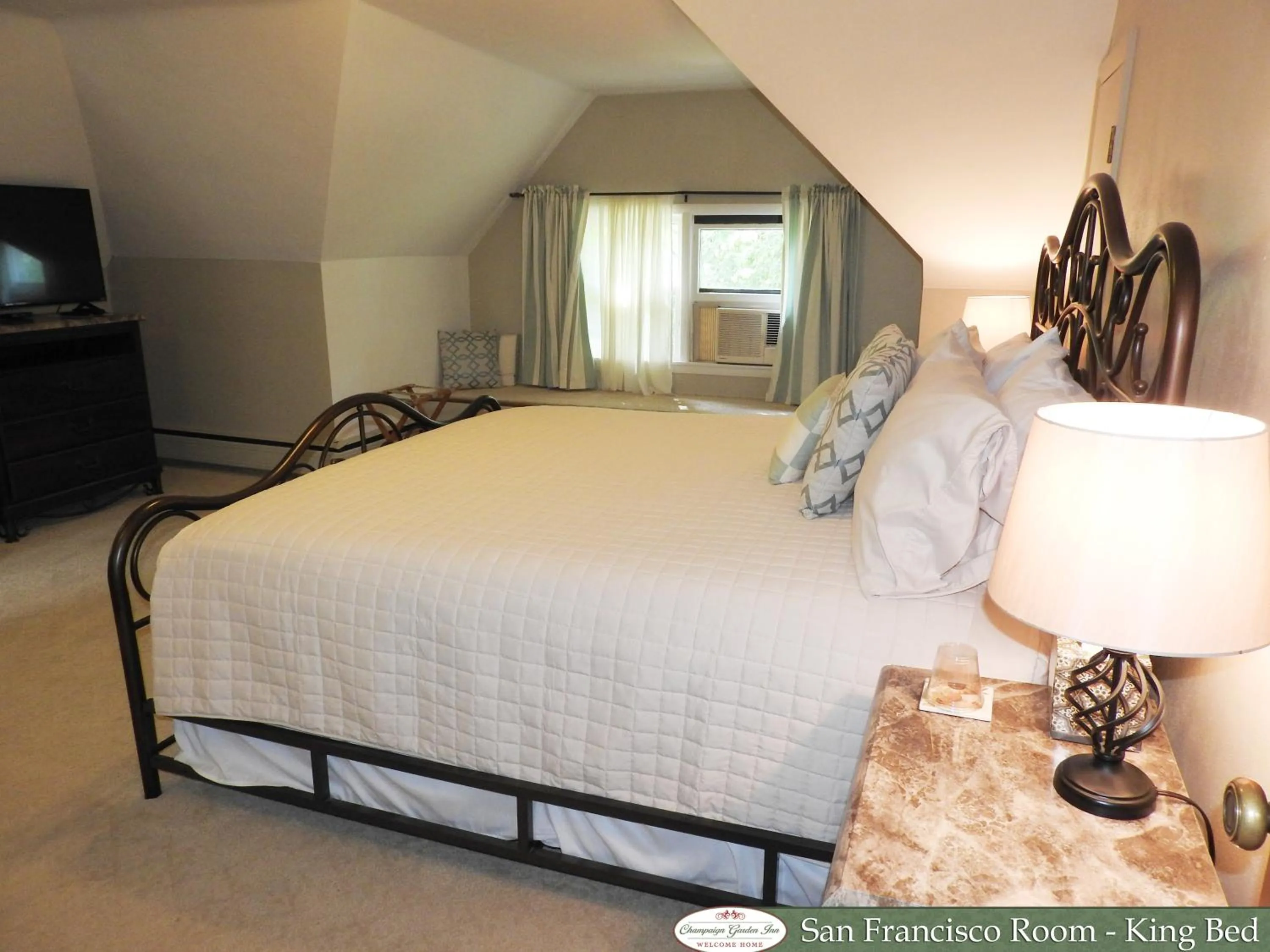 Photo of the whole room, Bed in Champaign Garden Inn