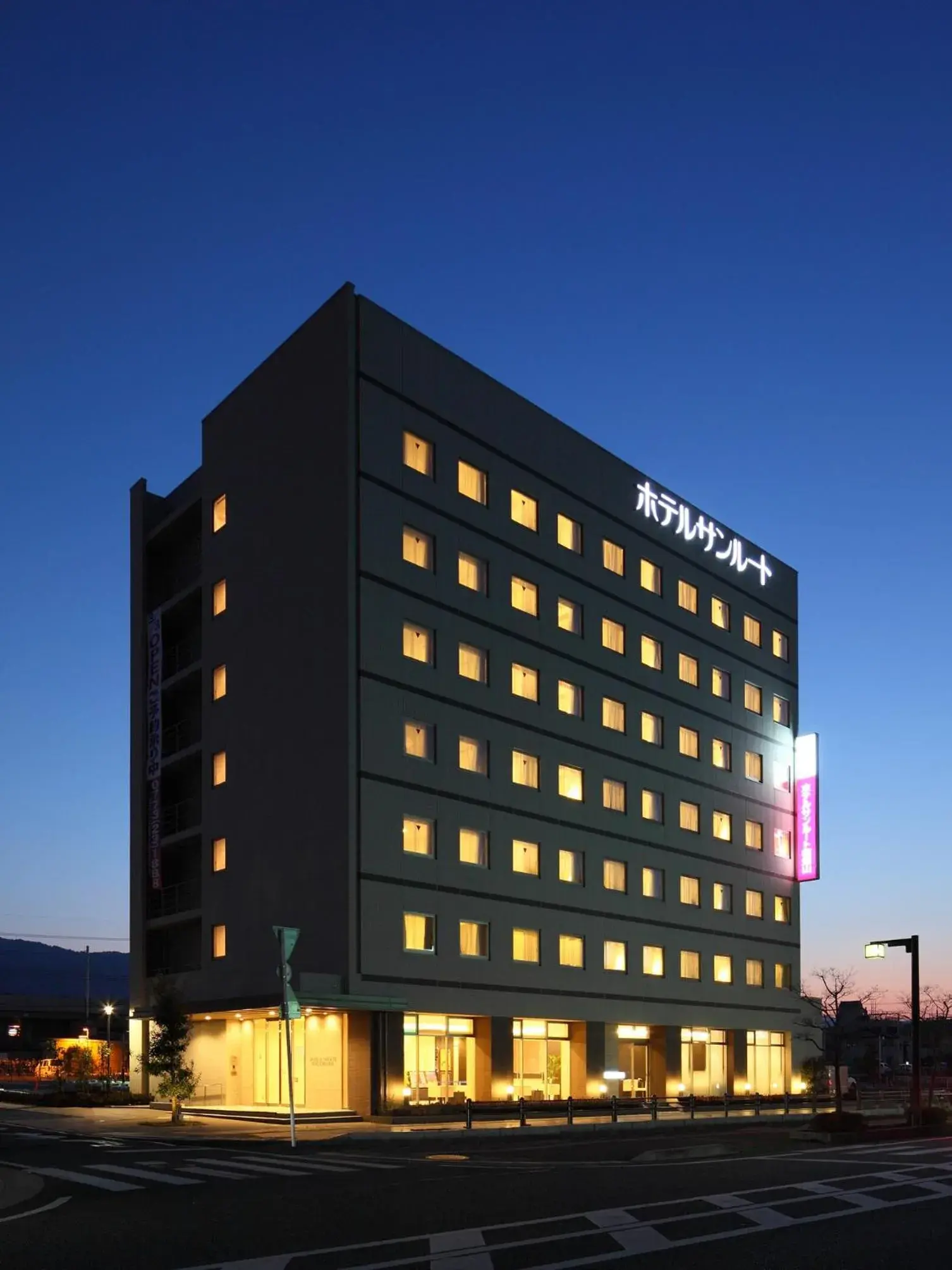 Property building in Hotel Sunroute Fukuchiyama Property building in Hotel Sunroute Fukuchiyama