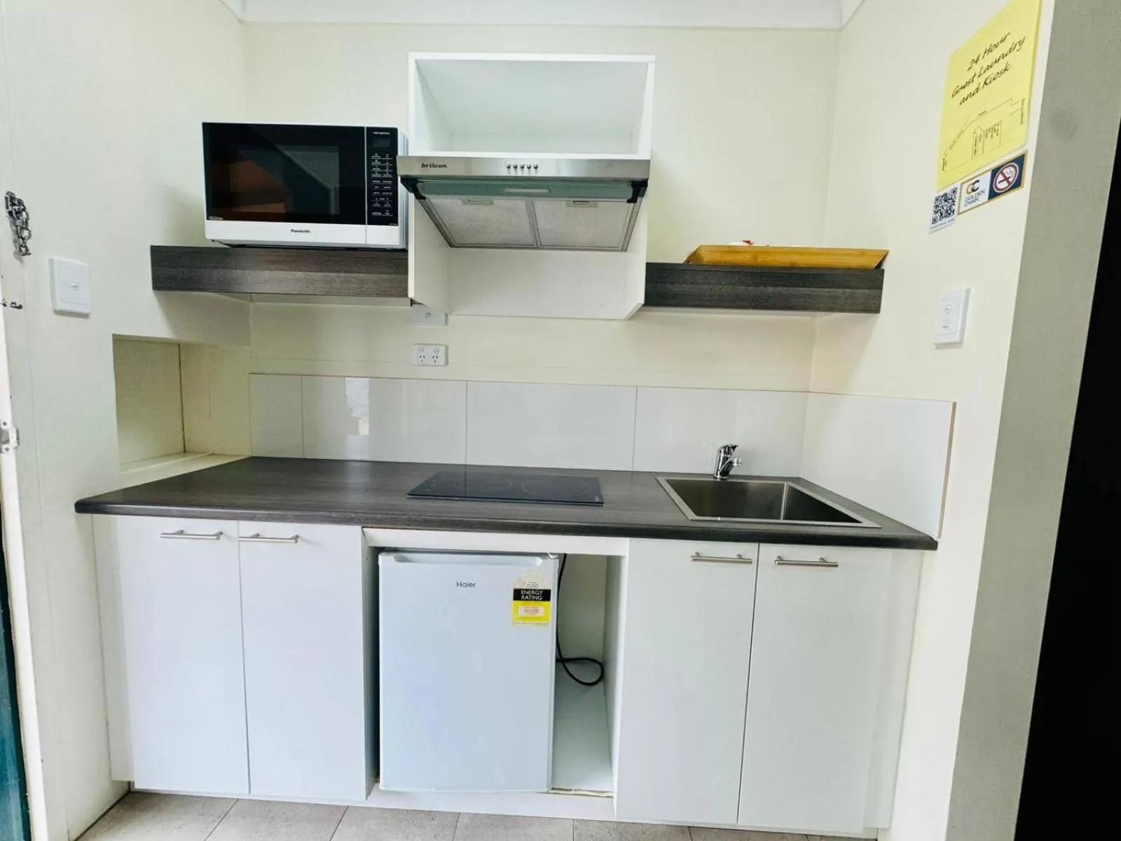 Kitchen or kitchenette in Ten Dollar Town Motel