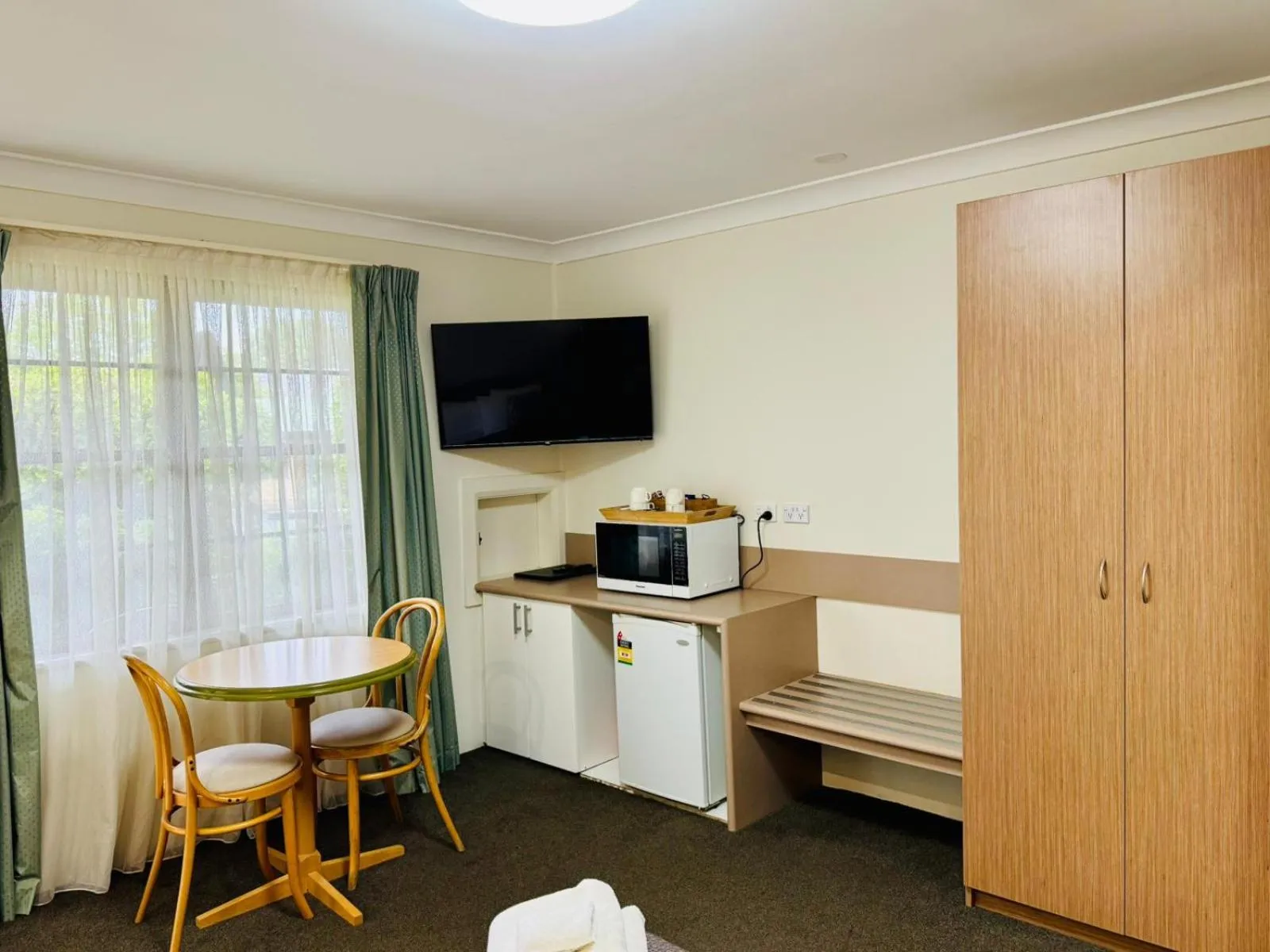 TV and multimedia in Ten Dollar Town Motel