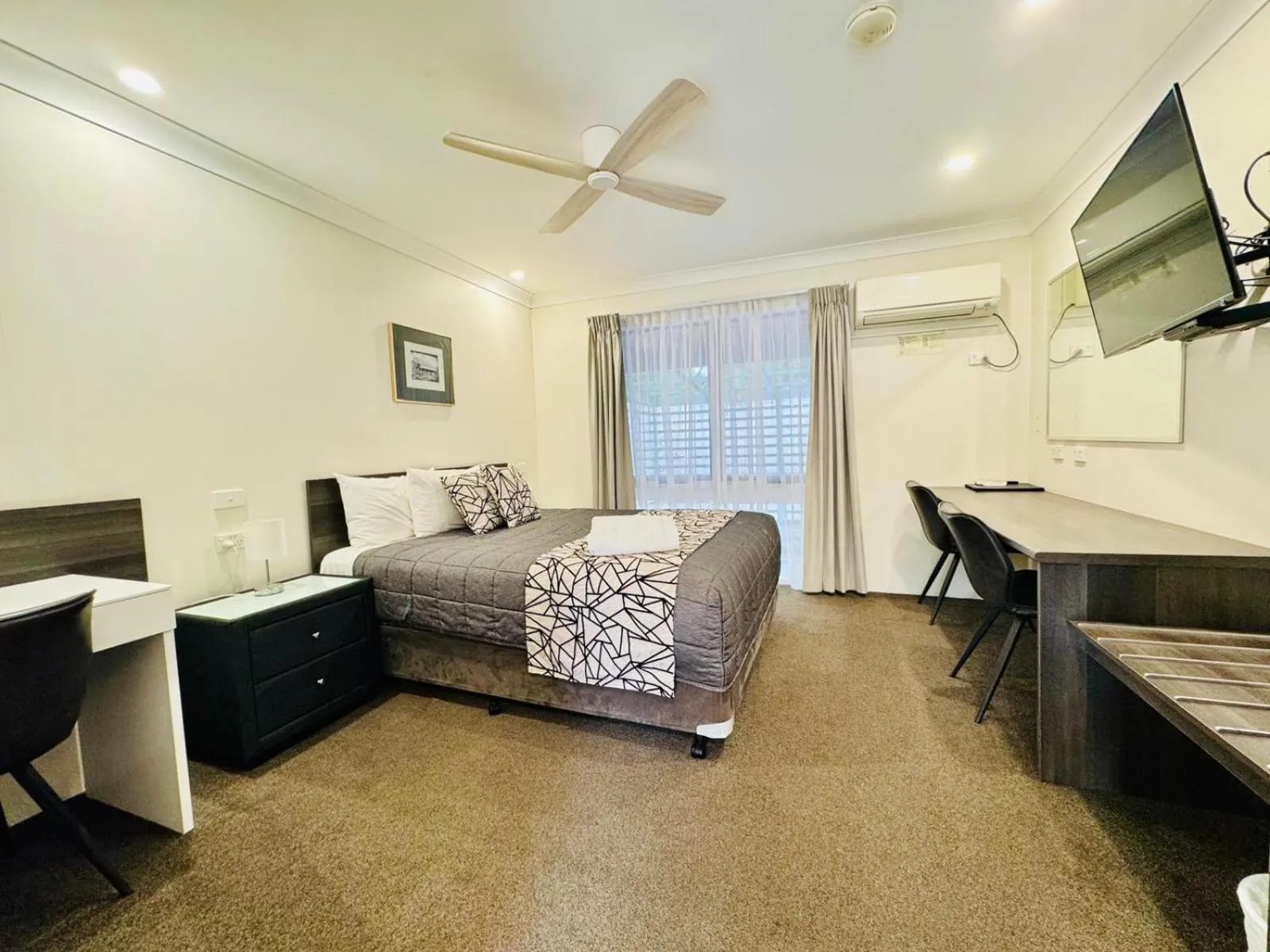 TV and multimedia, Bed in Ten Dollar Town Motel