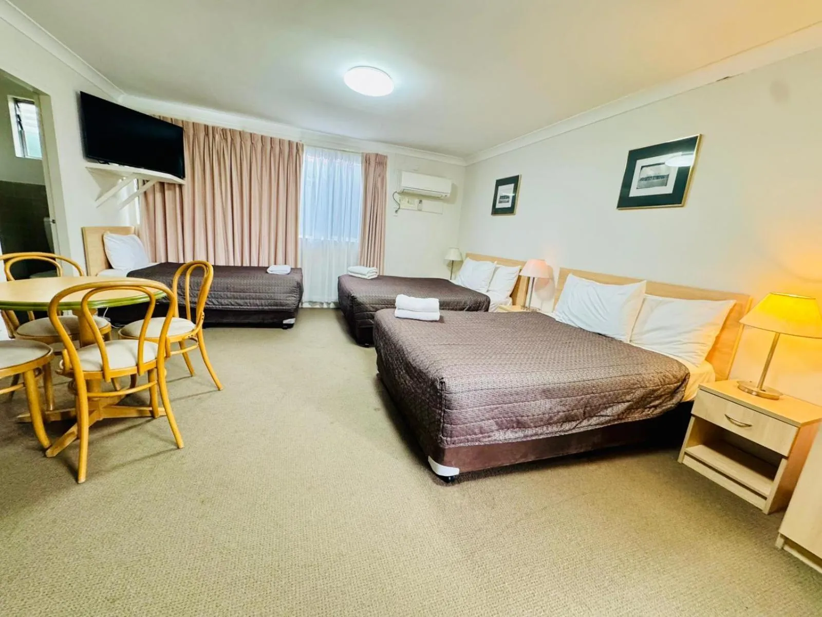 TV and multimedia, Bed in Ten Dollar Town Motel