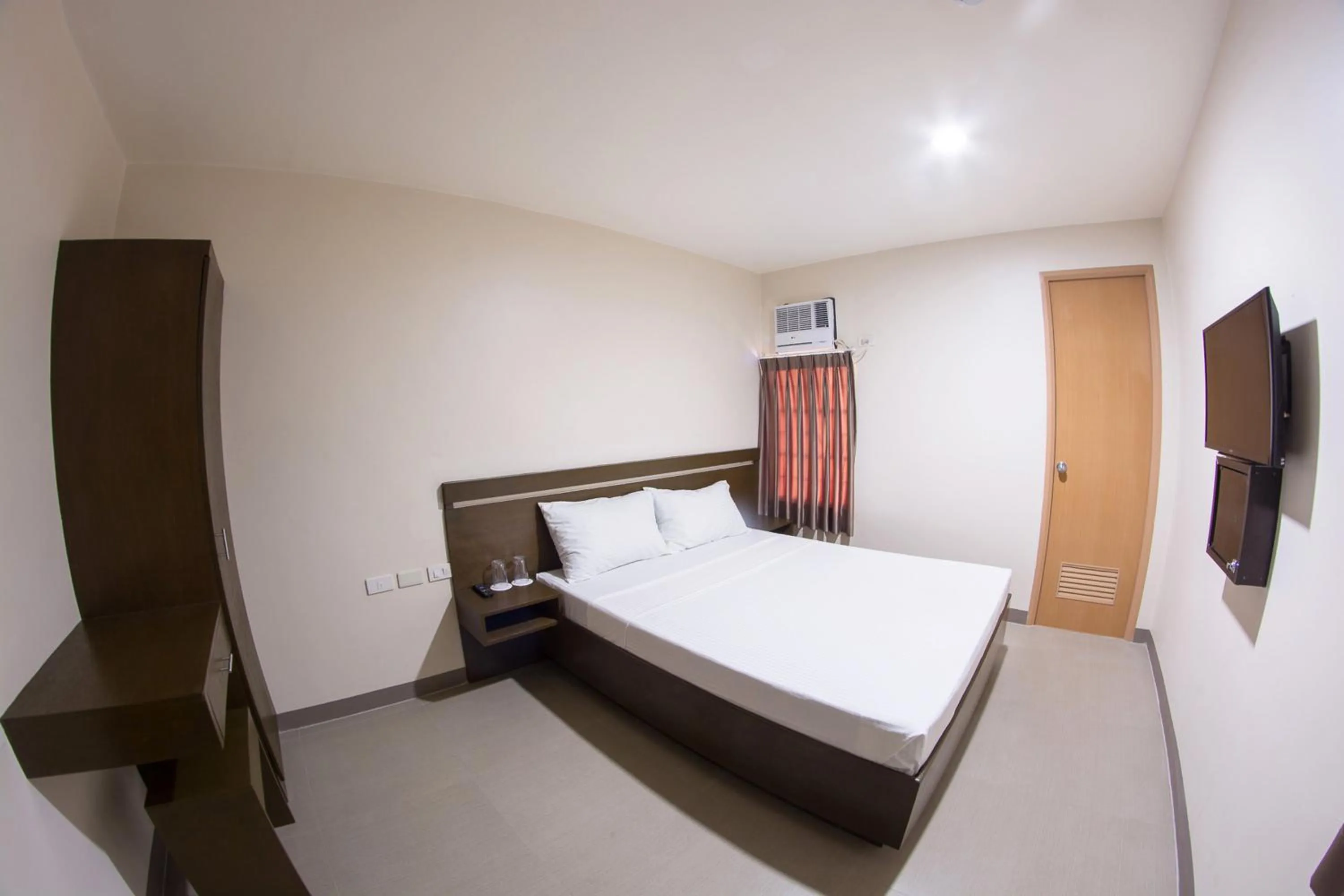 Photo of the whole room, Bed in Emerald Suites CDO