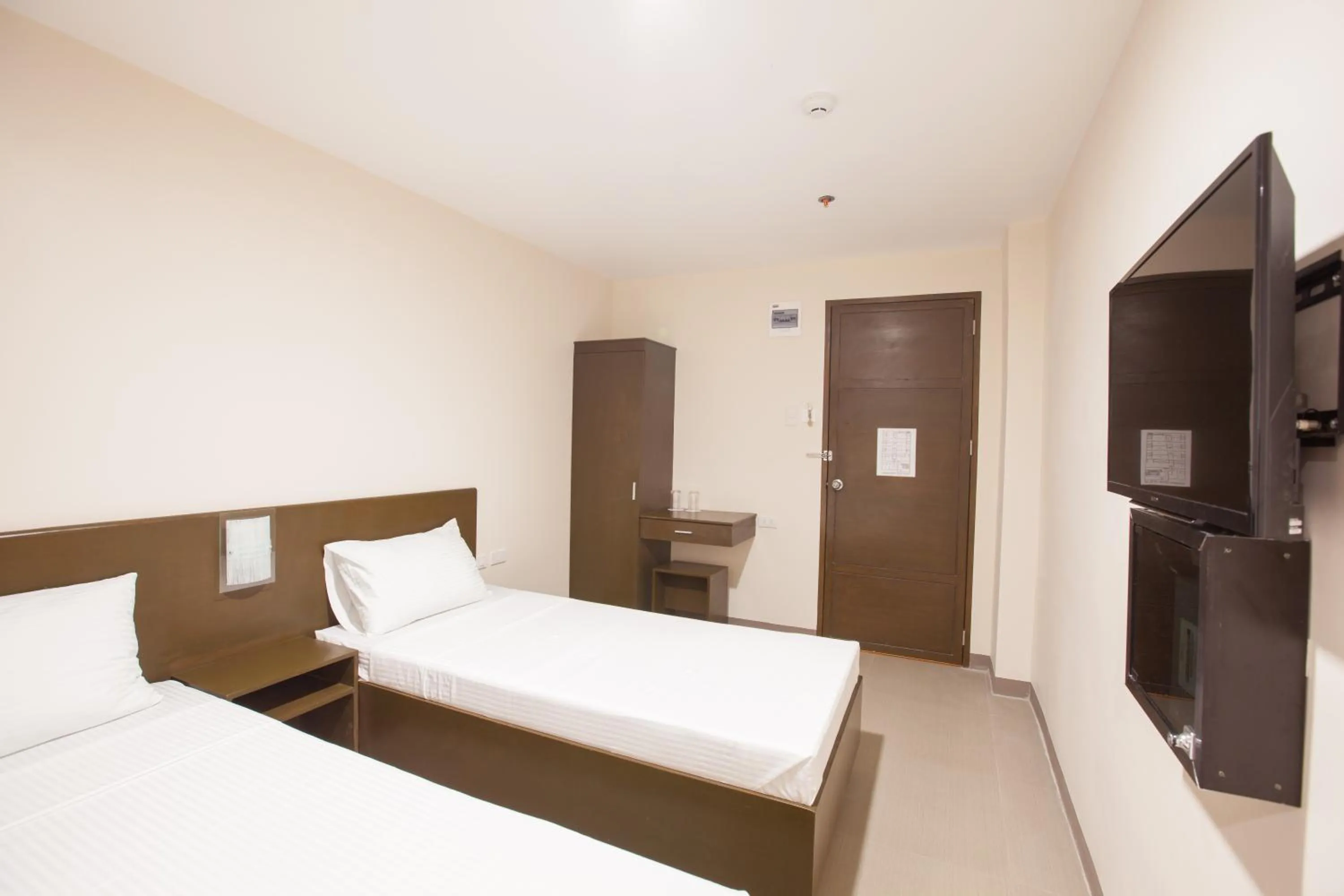 Photo of the whole room, Bed in Emerald Suites CDO
