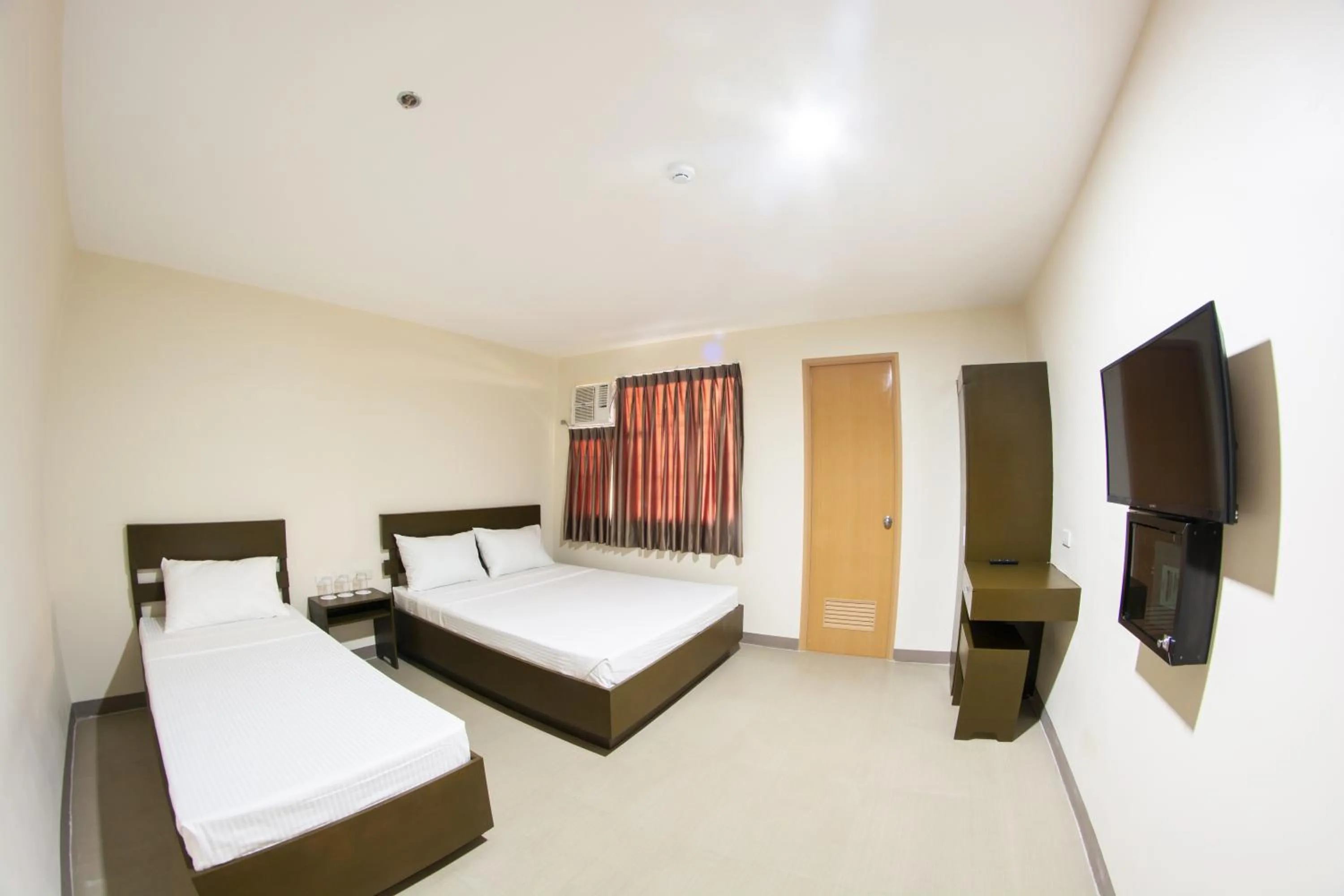Photo of the whole room, Bed in Emerald Suites CDO