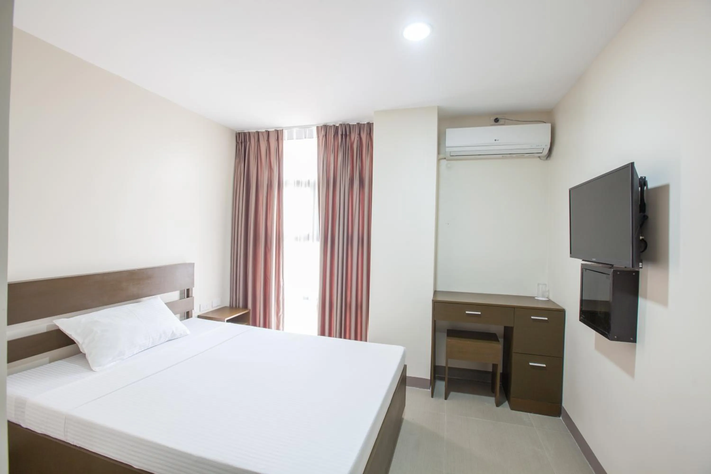 Photo of the whole room, Bed in Emerald Suites CDO