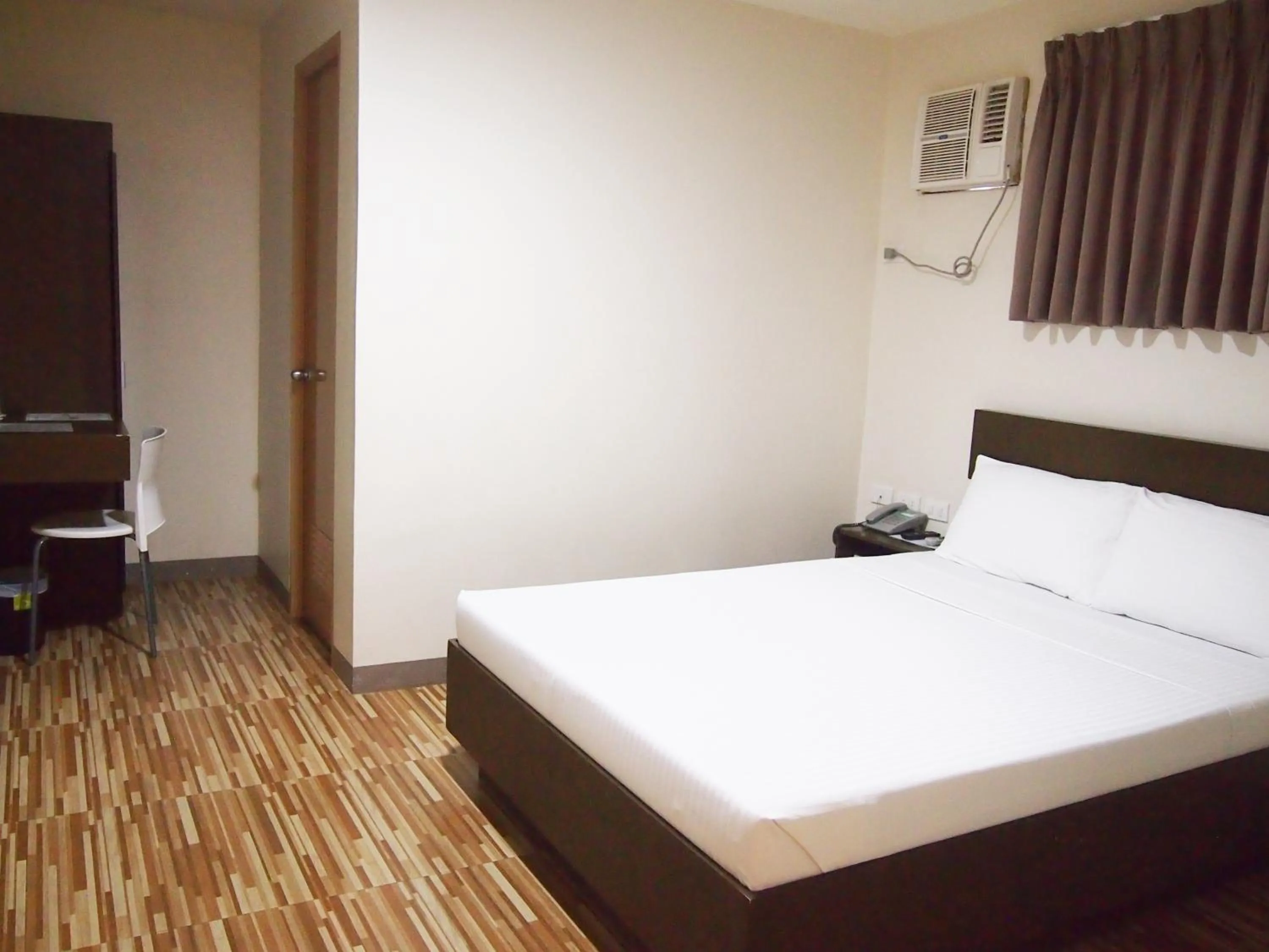 Photo of the whole room, Bed in Emerald Suites CDO