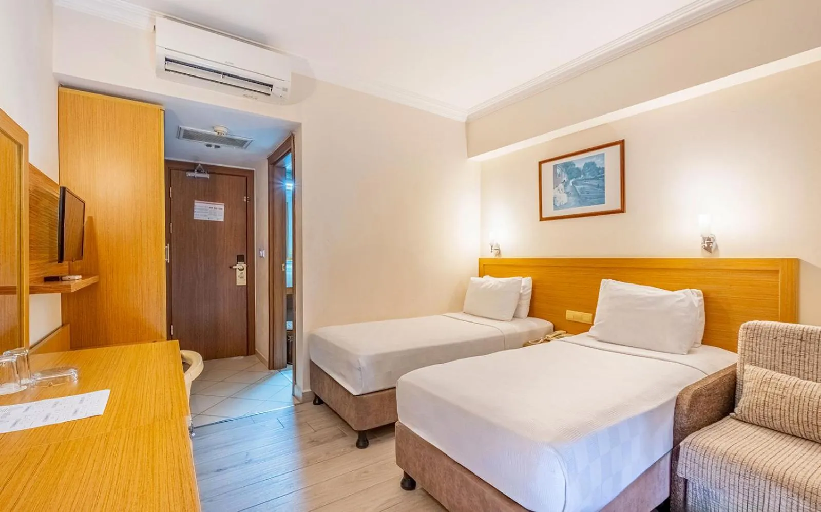 Photo of the whole room, Bed in Perdikia Beach