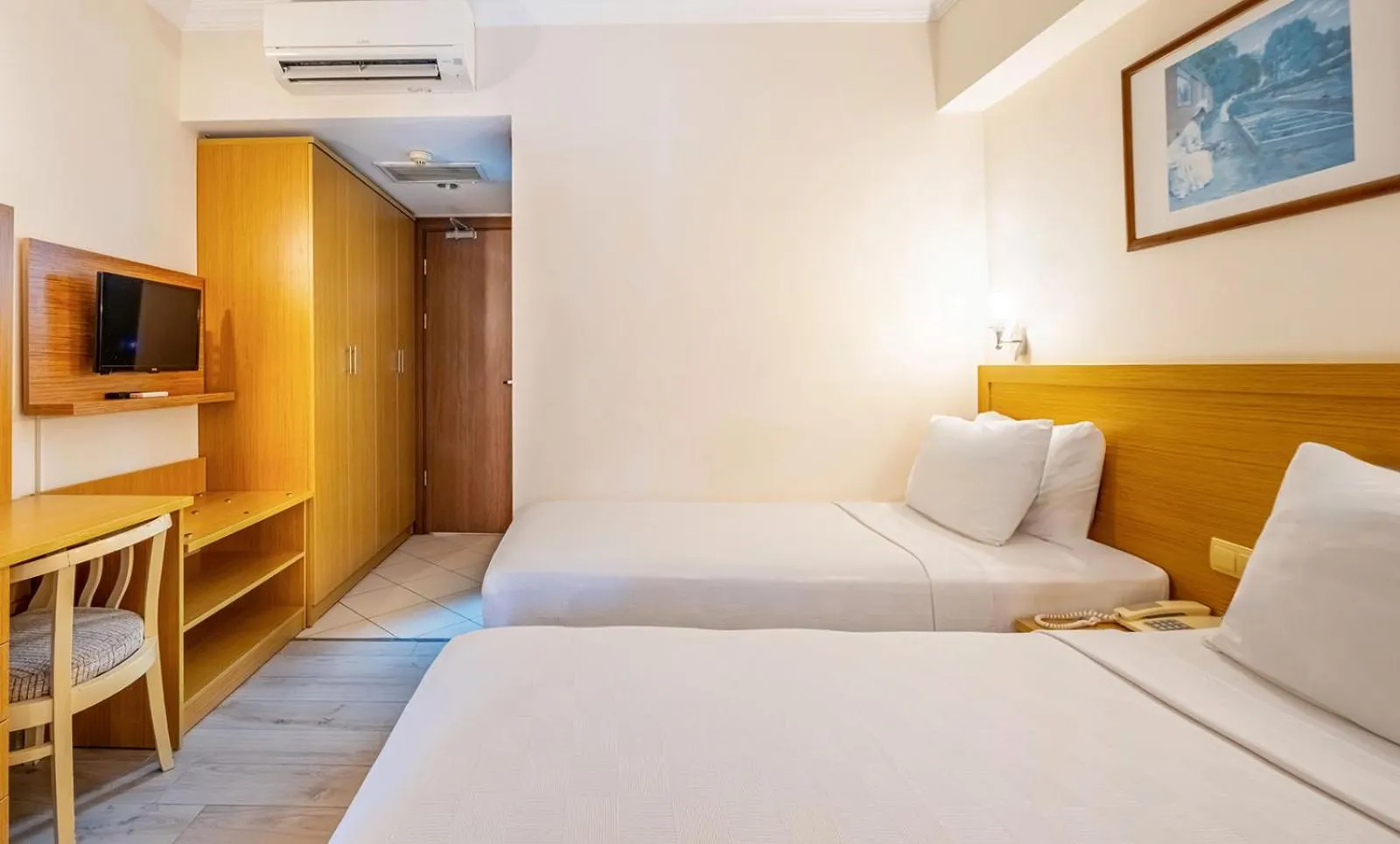 Photo of the whole room, Bed in Perdikia Beach