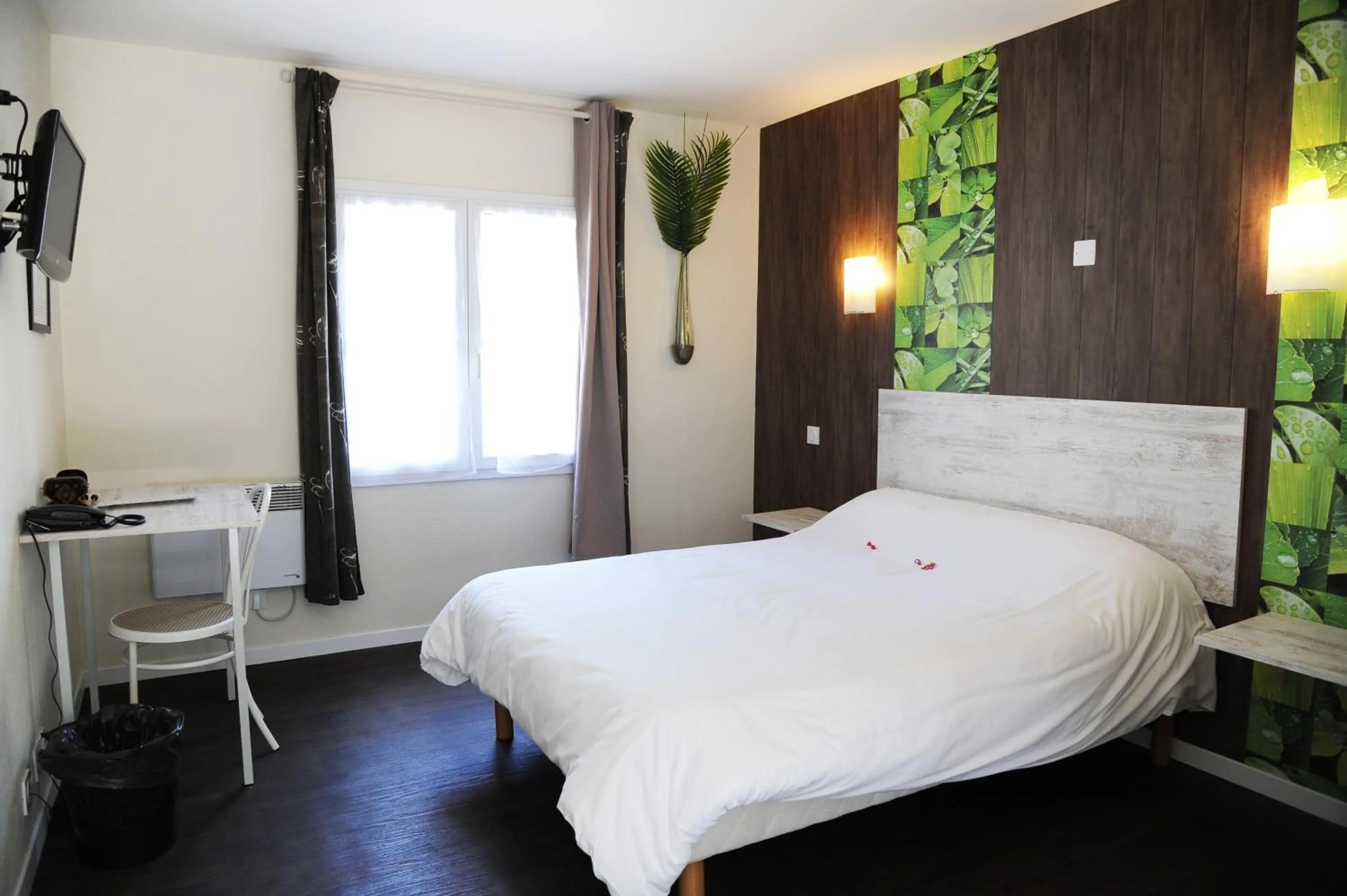 Photo of the whole room, Bed in Hôtel Restaurant Le Relais de l'Estuaire