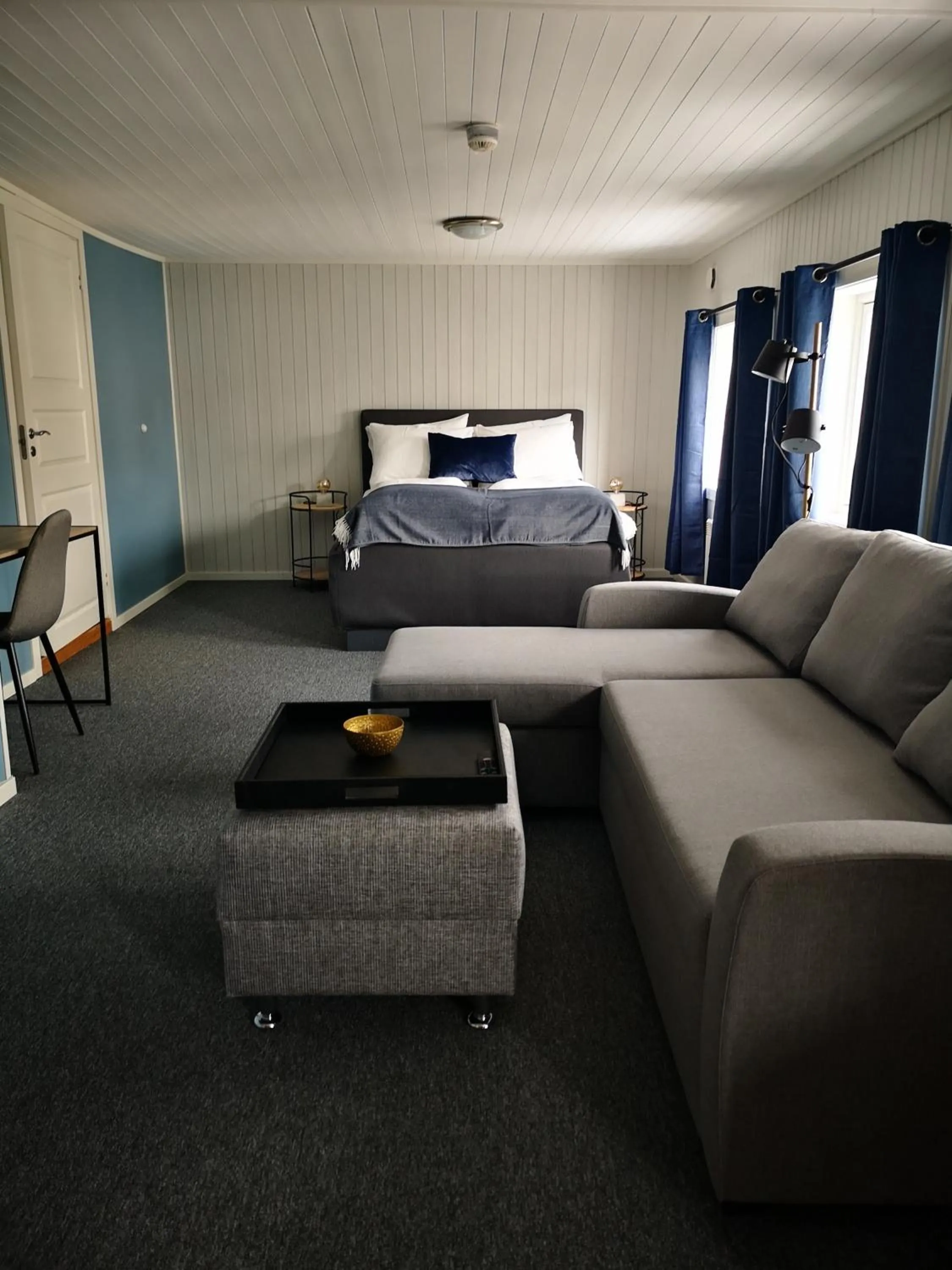 Photo of the whole room, Bed in Henningsvær Guesthouse