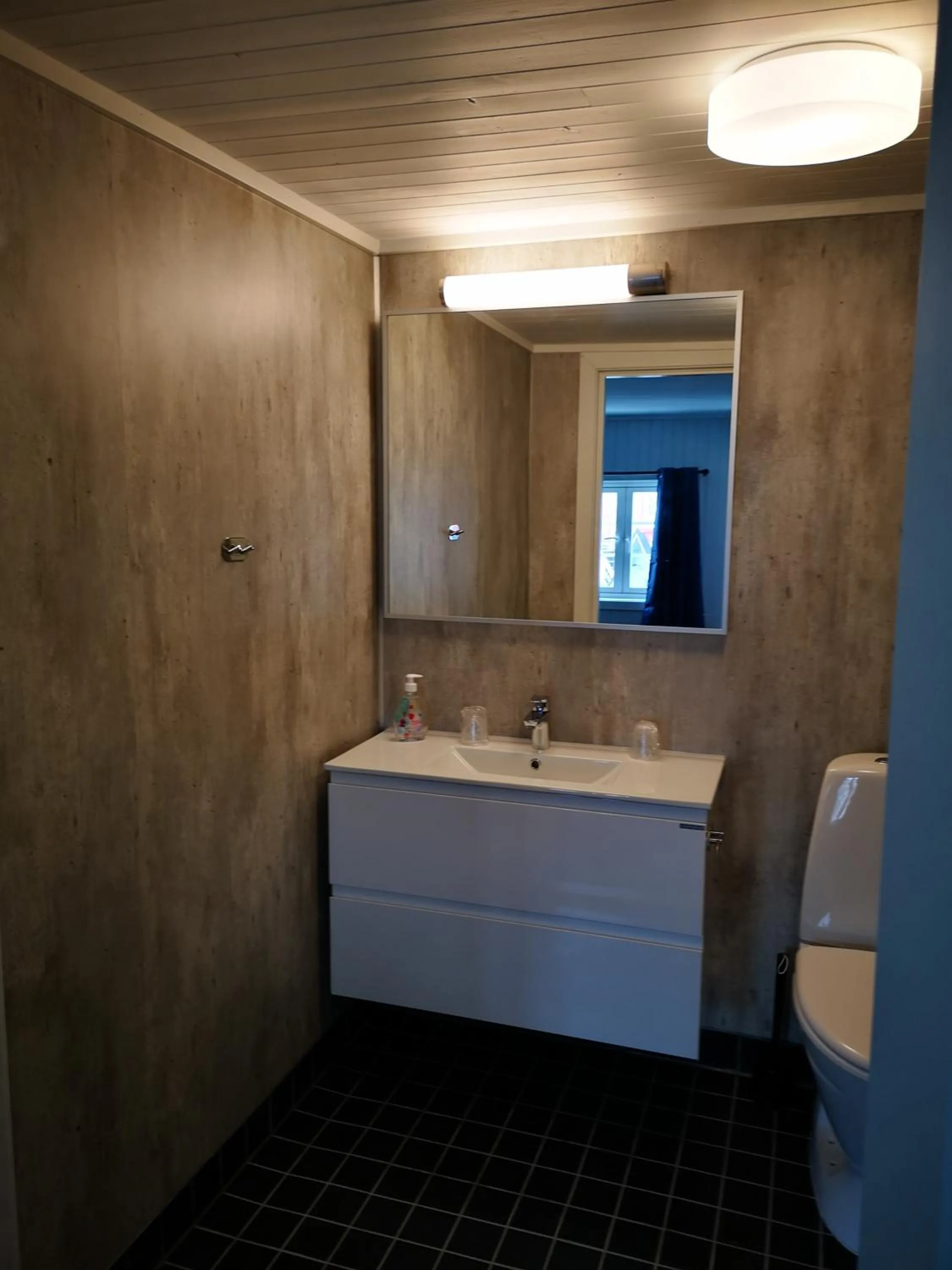 Bathroom in Henningsvær Guesthouse