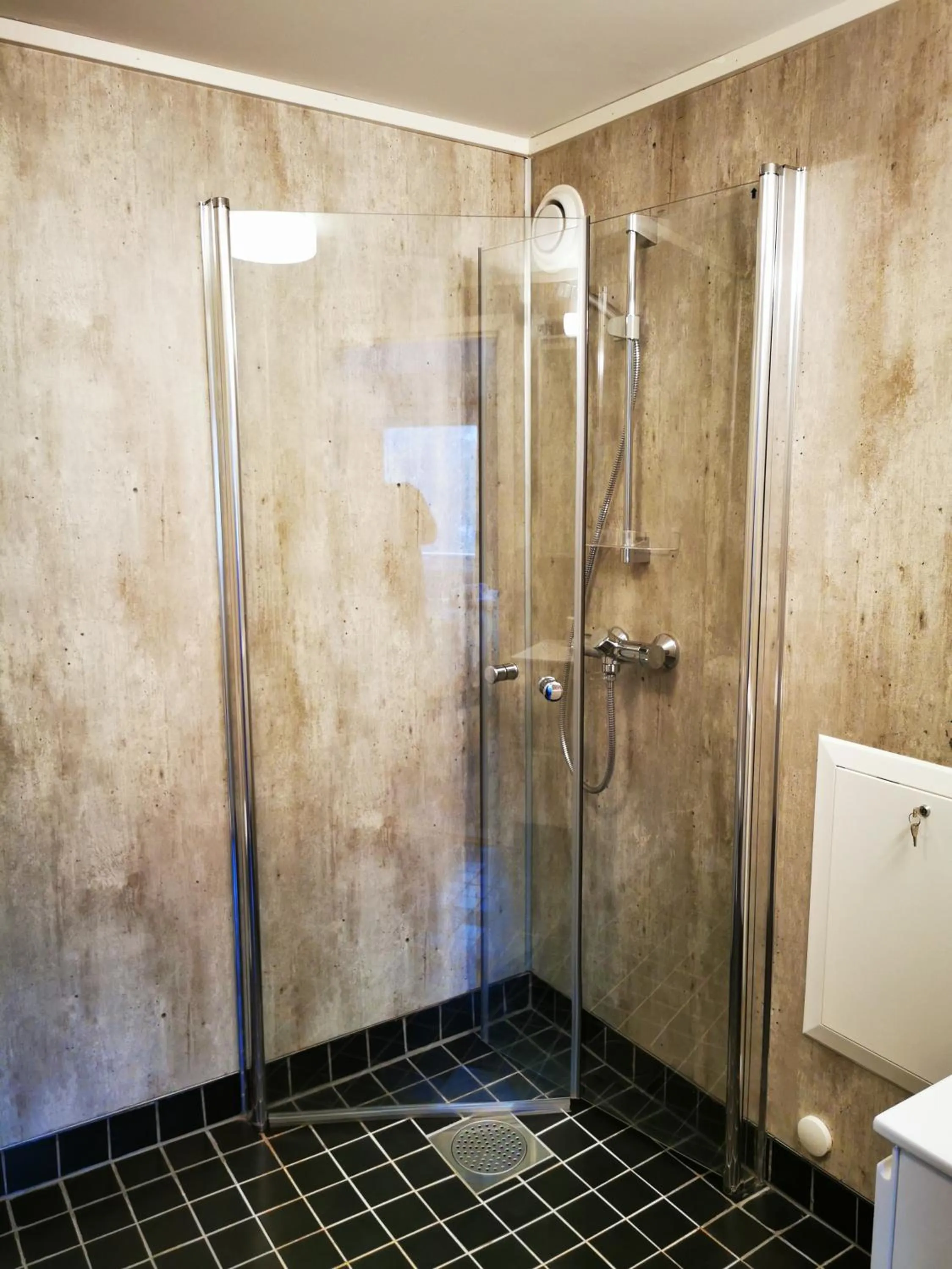 Shower in Henningsvær Guesthouse
