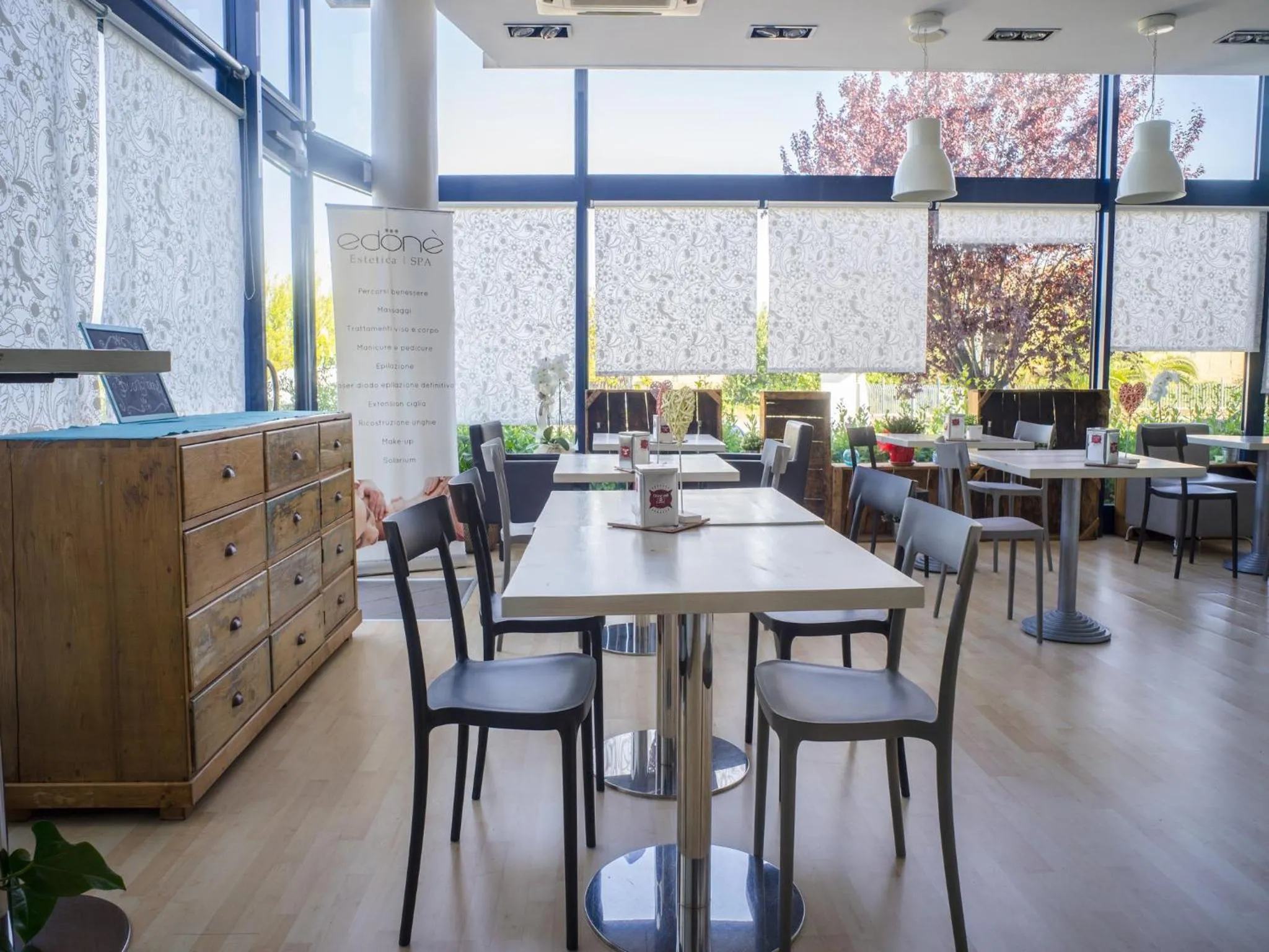 Restaurant/places to eat in Hotel Select