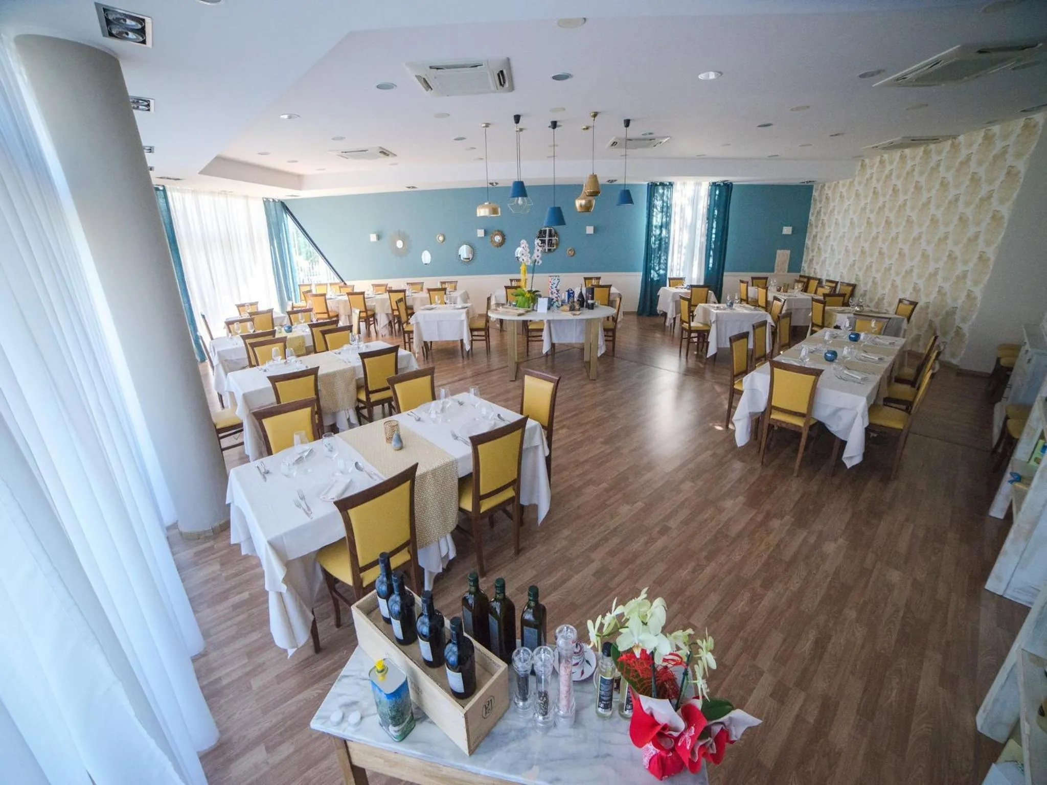 Restaurant/places to eat in Hotel Select