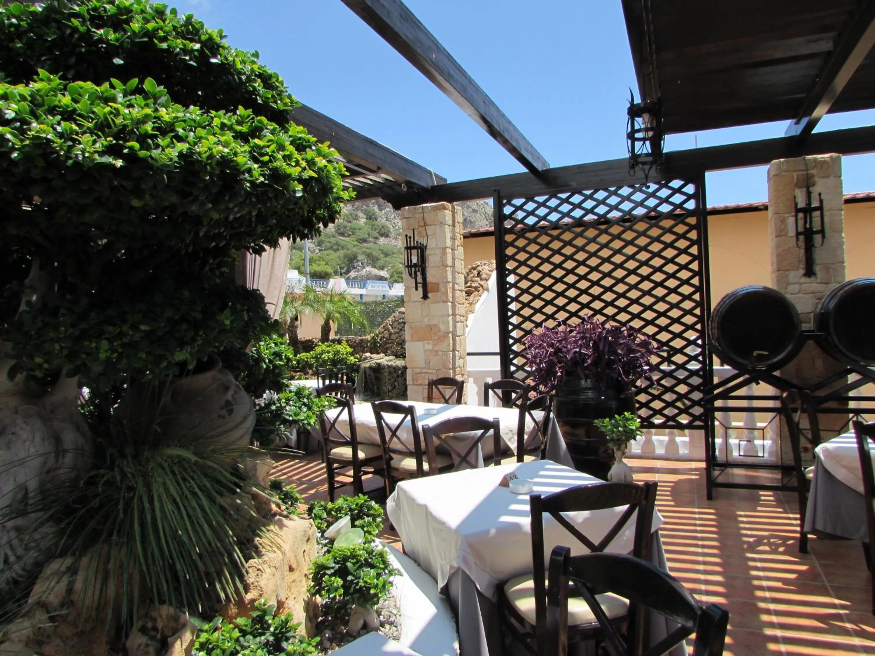 Restaurant/places to eat in Coralli Apartments