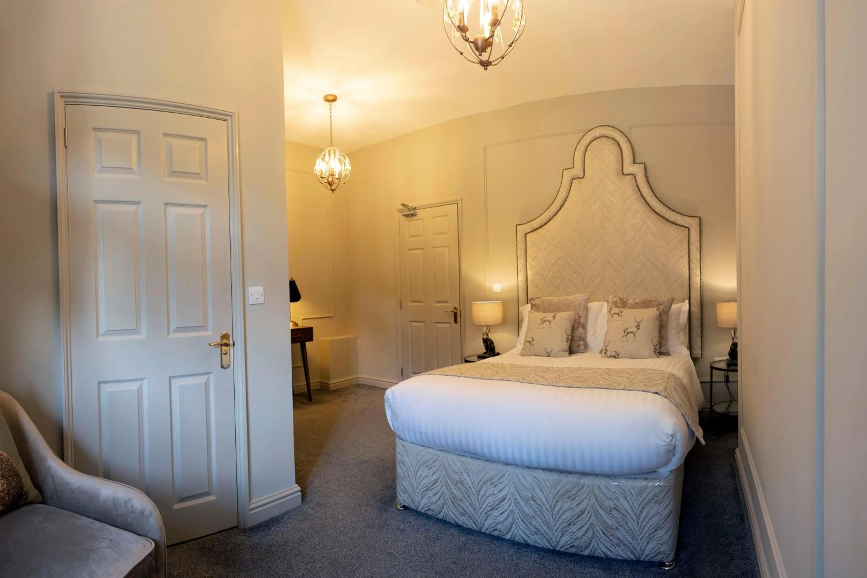 Bedroom, Bed in Welbeck Manor and Golf