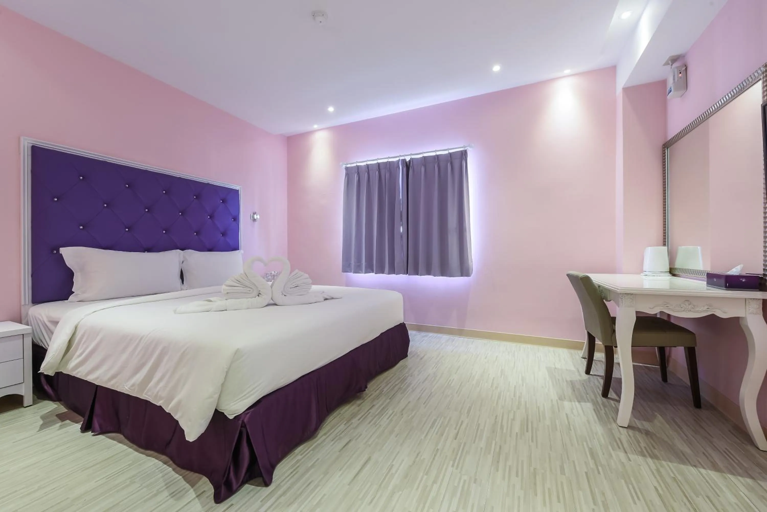 Photo of the whole room, Bed in Lion King Hotel