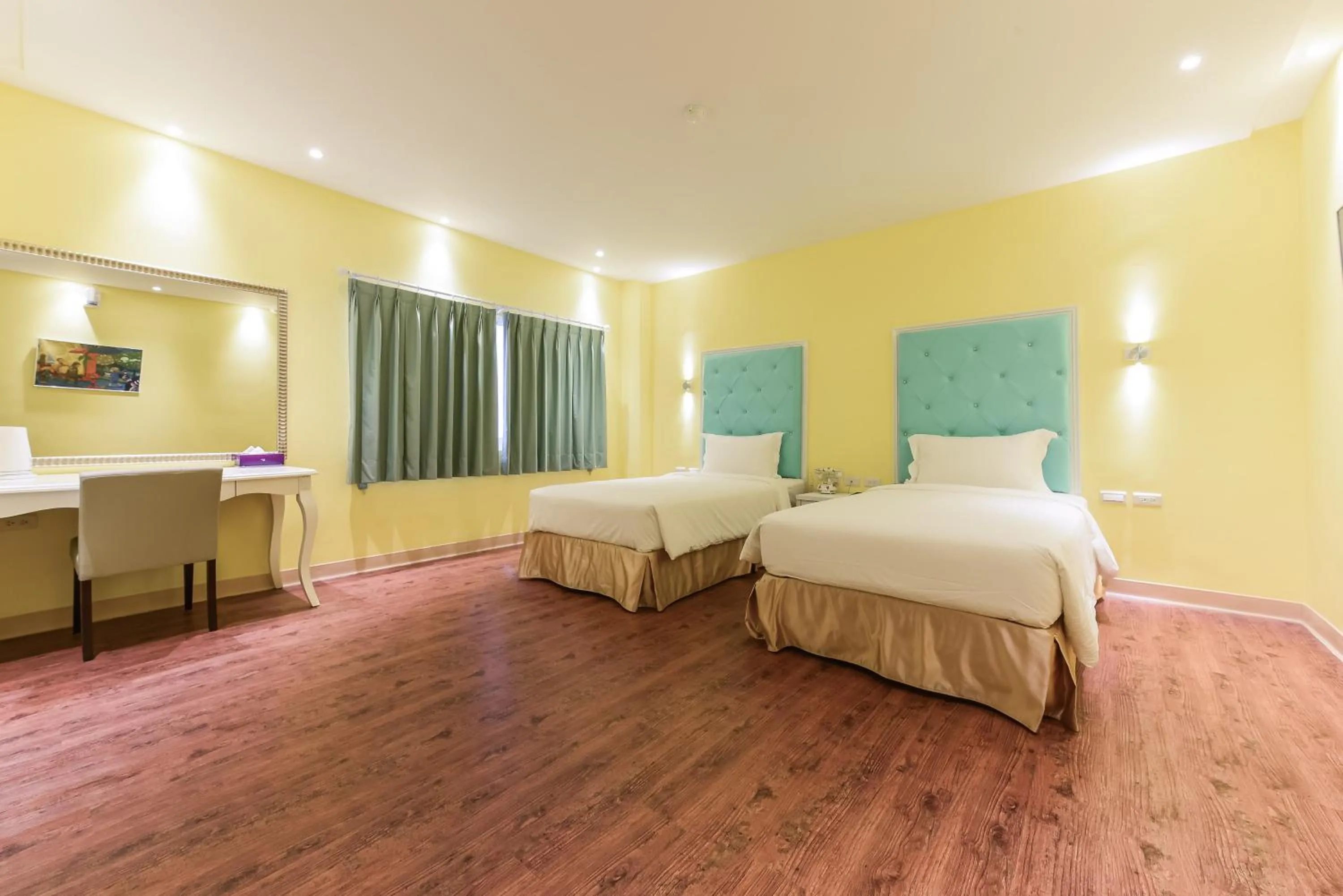 Photo of the whole room, Bed in Lion King Hotel