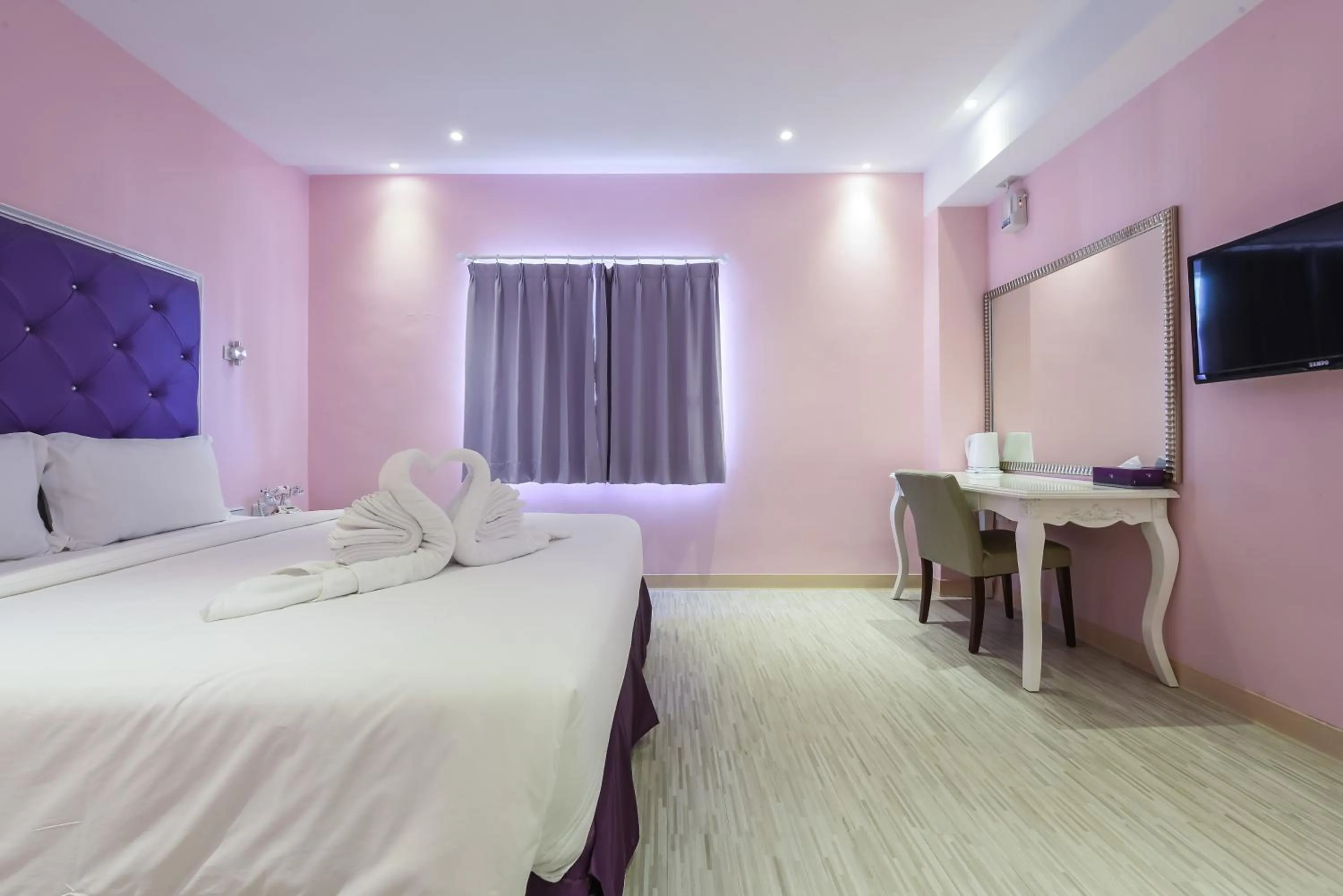 Photo of the whole room, Bed in Lion King Hotel