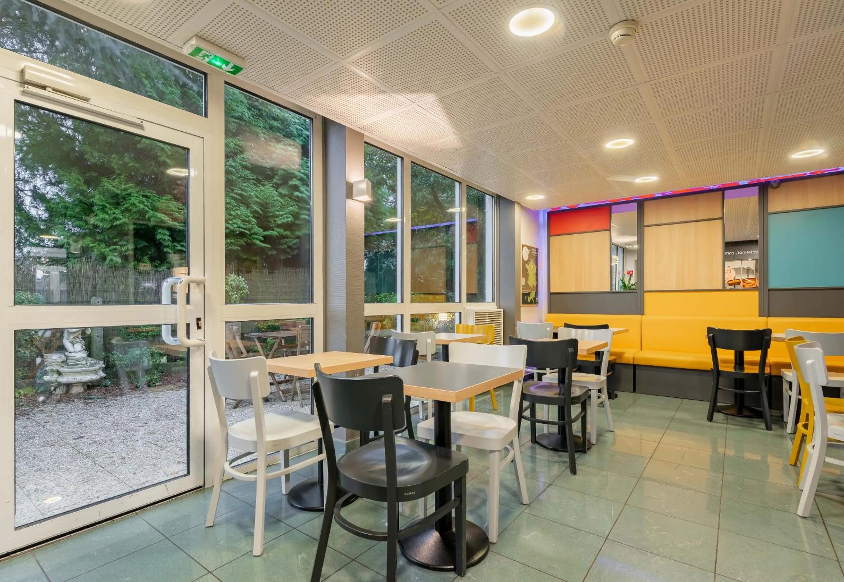 Restaurant/places to eat in B&B HOTEL Douai Parc Des Expos Cuincy