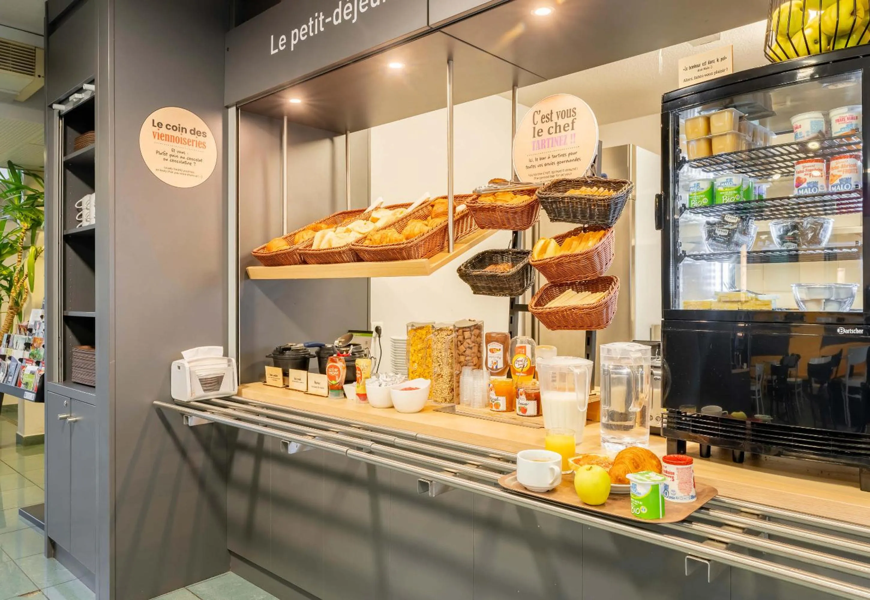 Buffet breakfast in B&B HOTEL Douai Parc Des Expos Cuincy