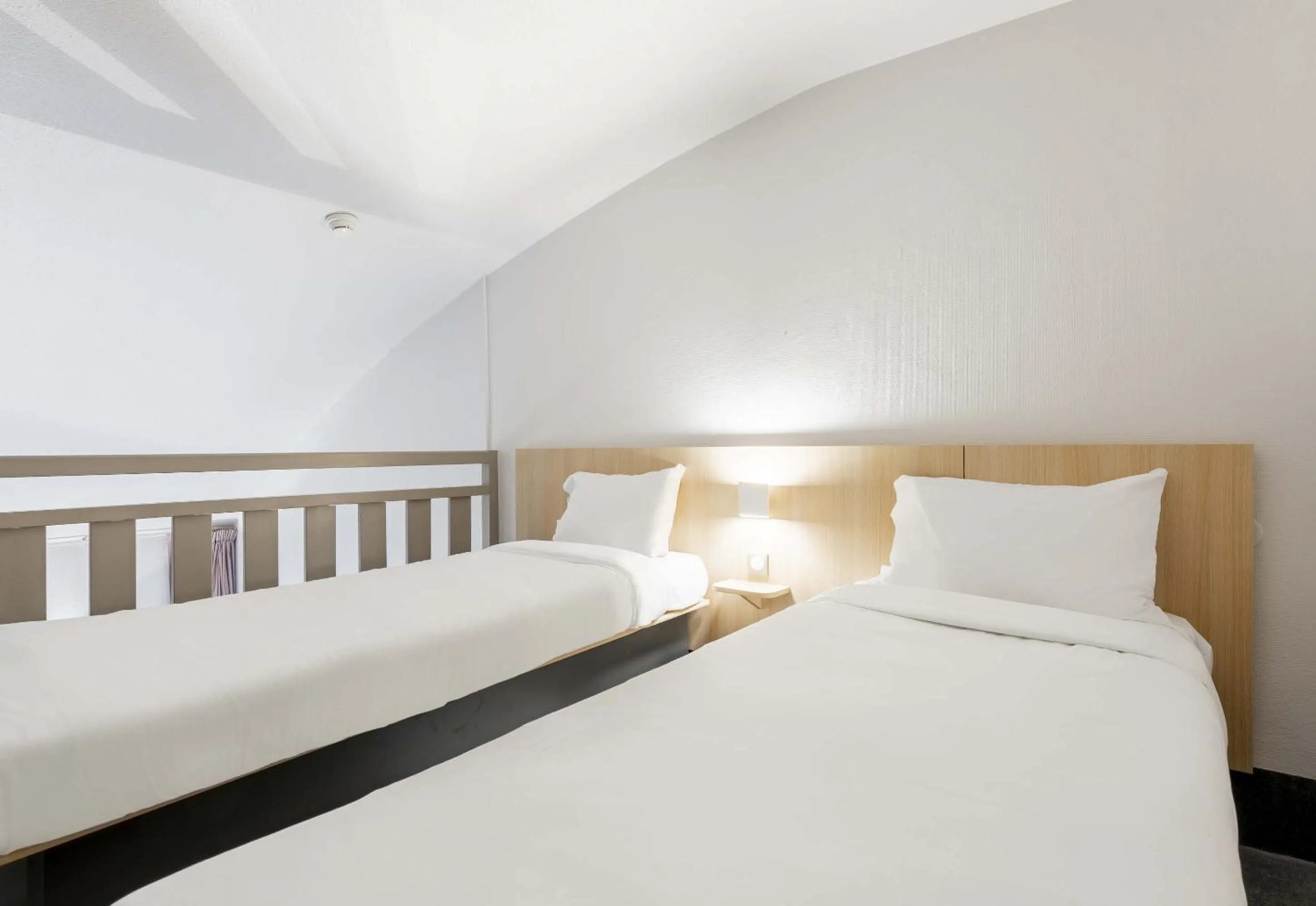 Bedroom, Bed in B&B HOTEL Douai Parc Des Expos Cuincy