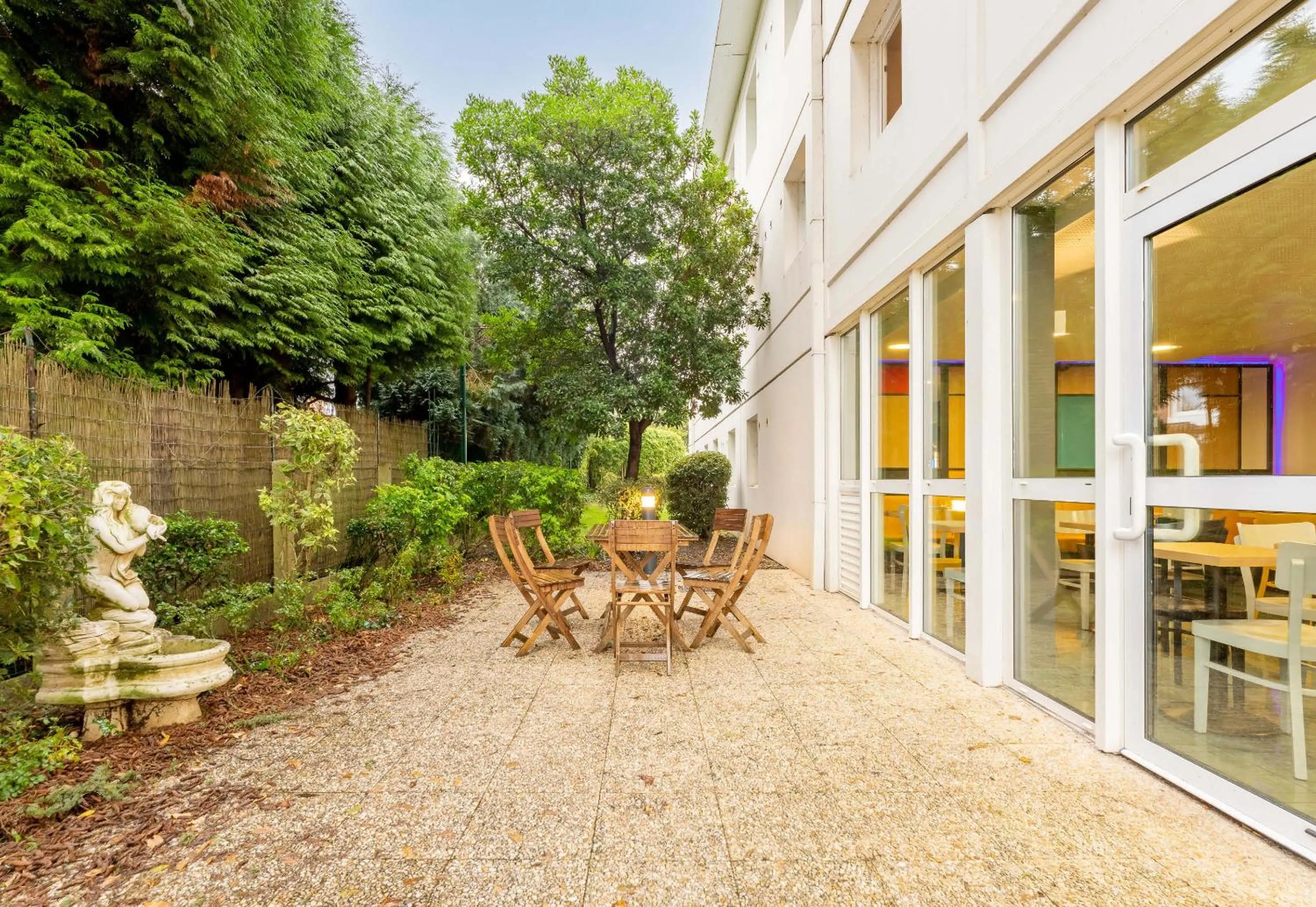 Patio in B&B HOTEL Douai Parc Des Expos Cuincy