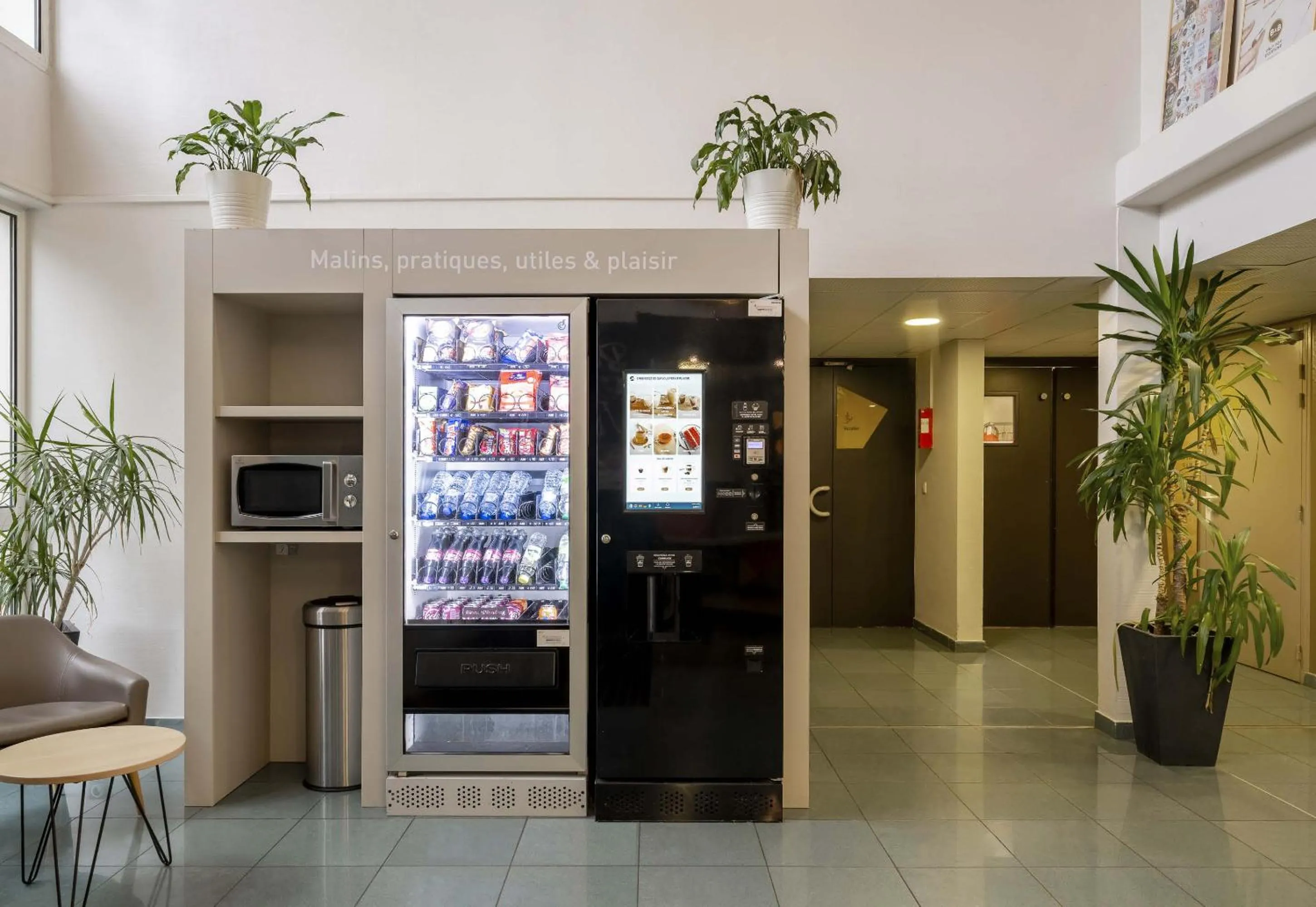 vending machine in B&B HOTEL Douai Parc Des Expos Cuincy
