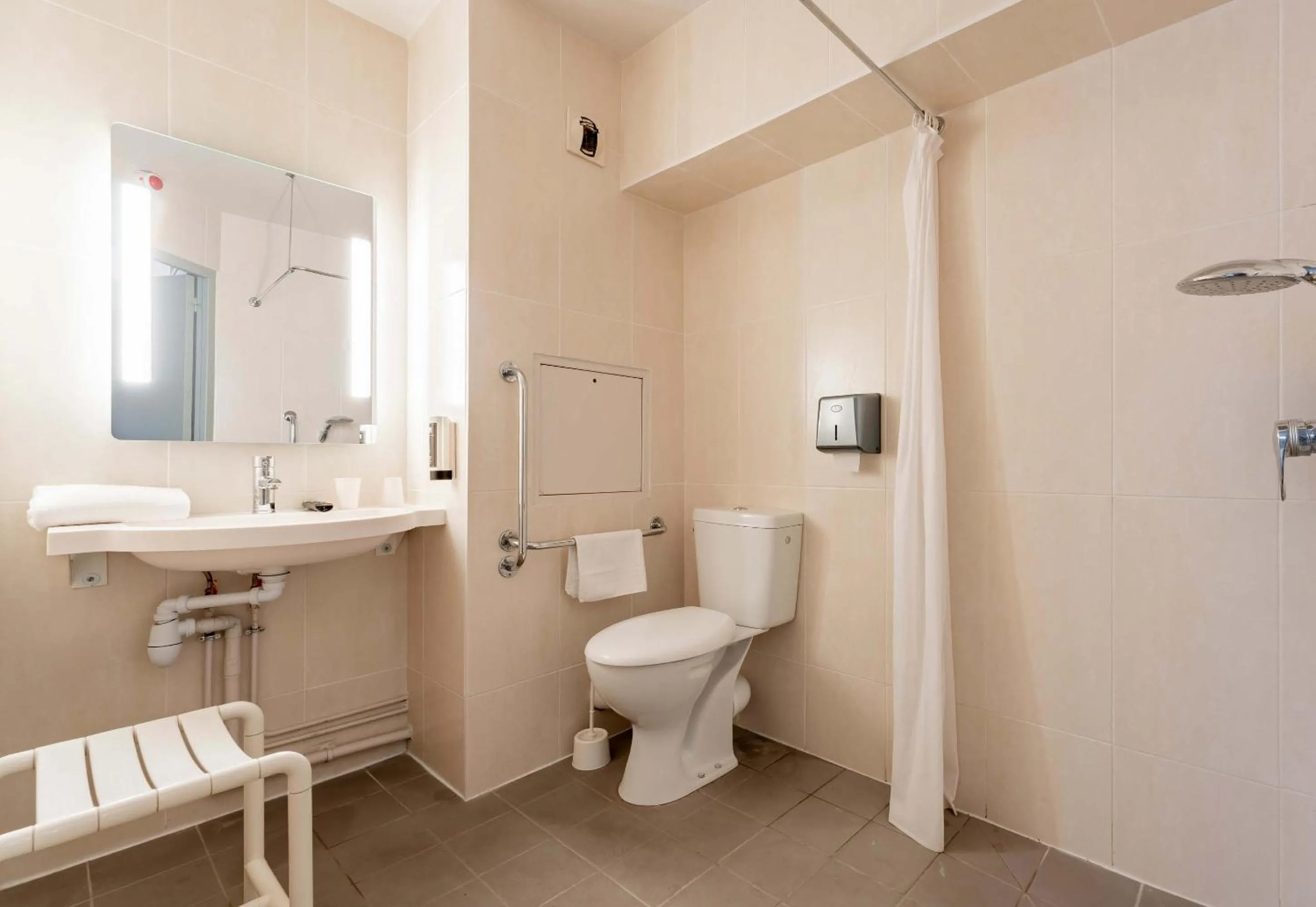 Bathroom in B&B HOTEL Douai Parc Des Expos Cuincy