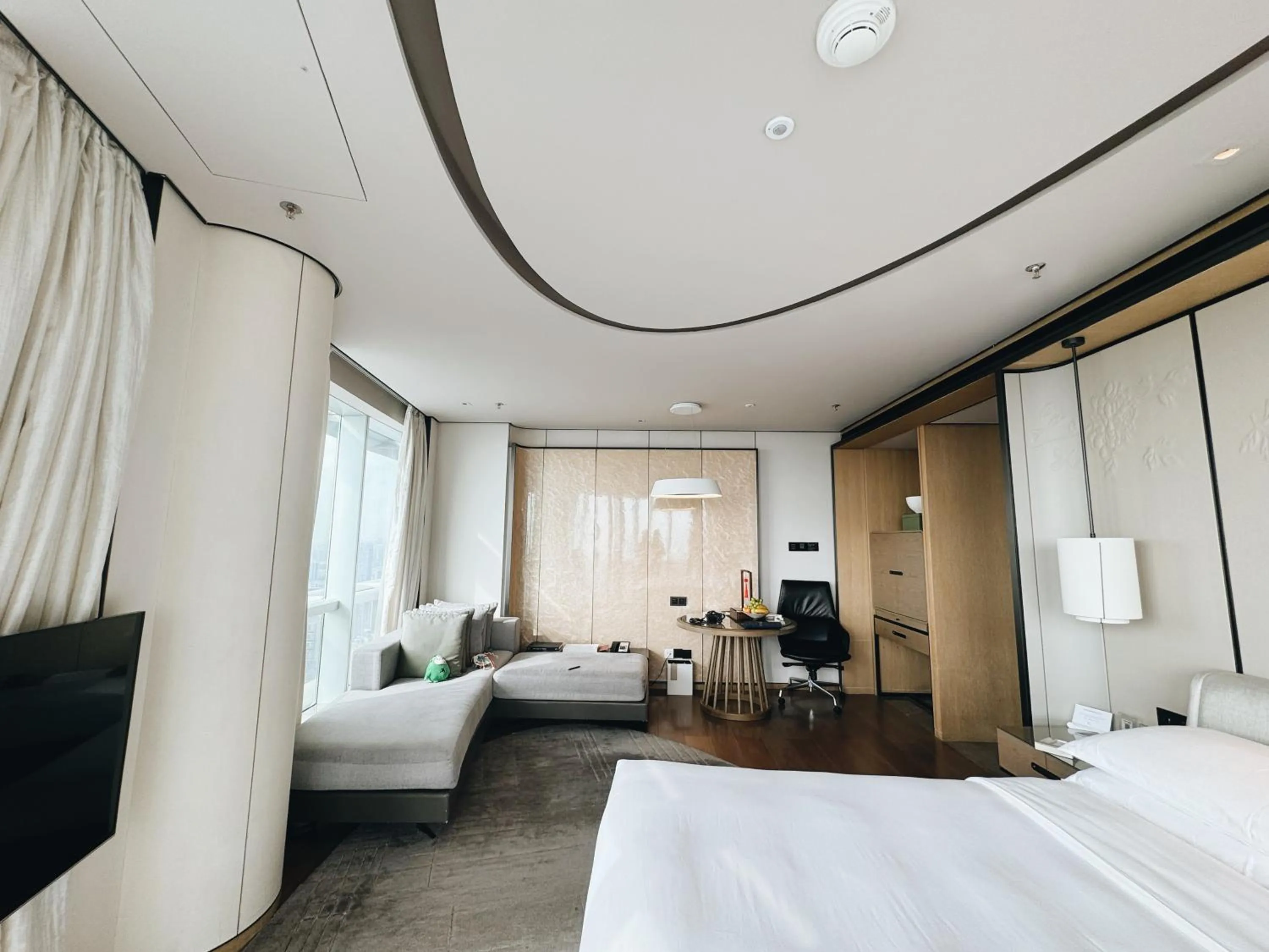 Living room, Bed in Shenzhen Marriott Hotel Nanshan