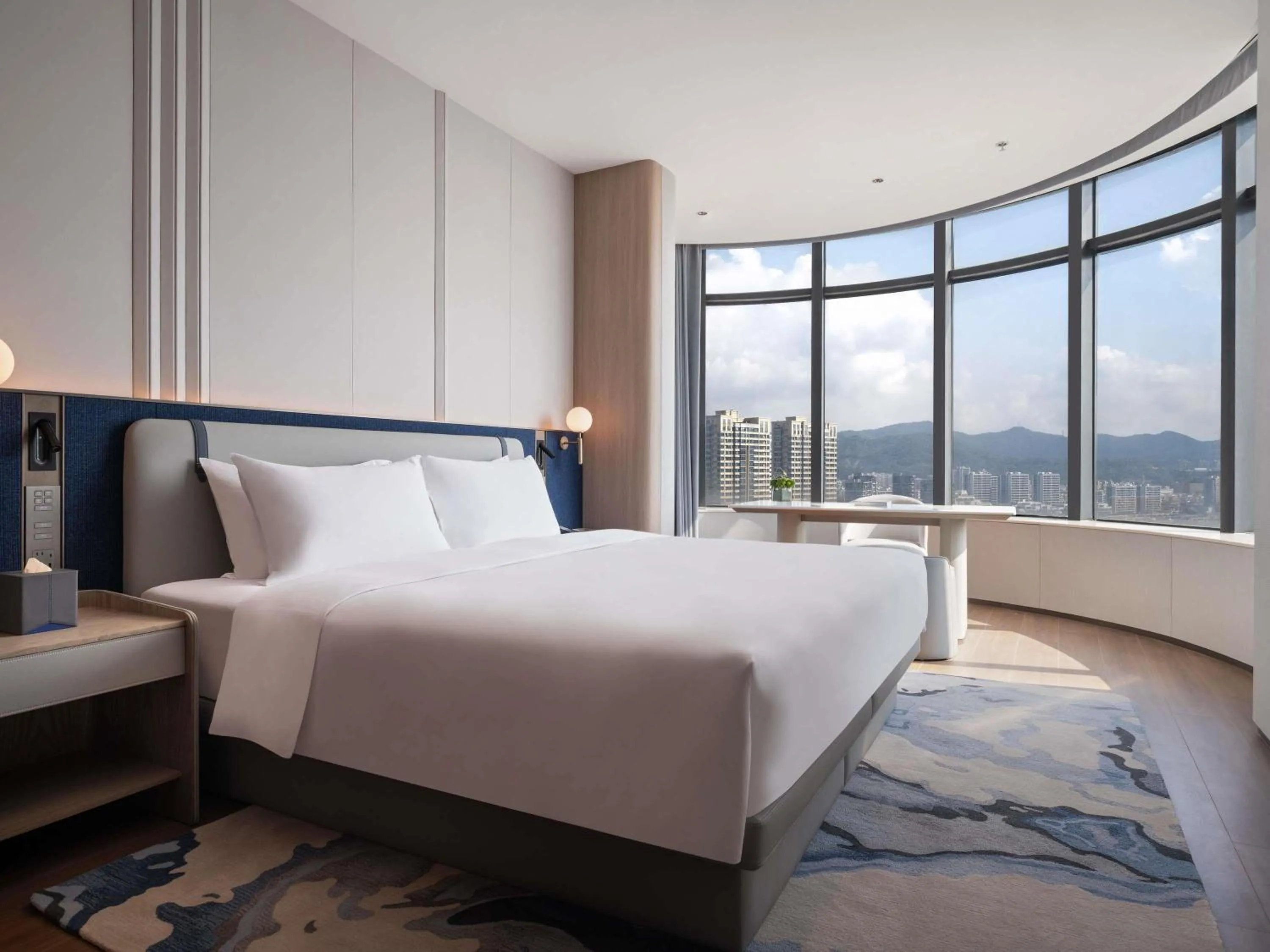 Deluxe King Room - City Side in NOVOTEL Zhoushan Luting