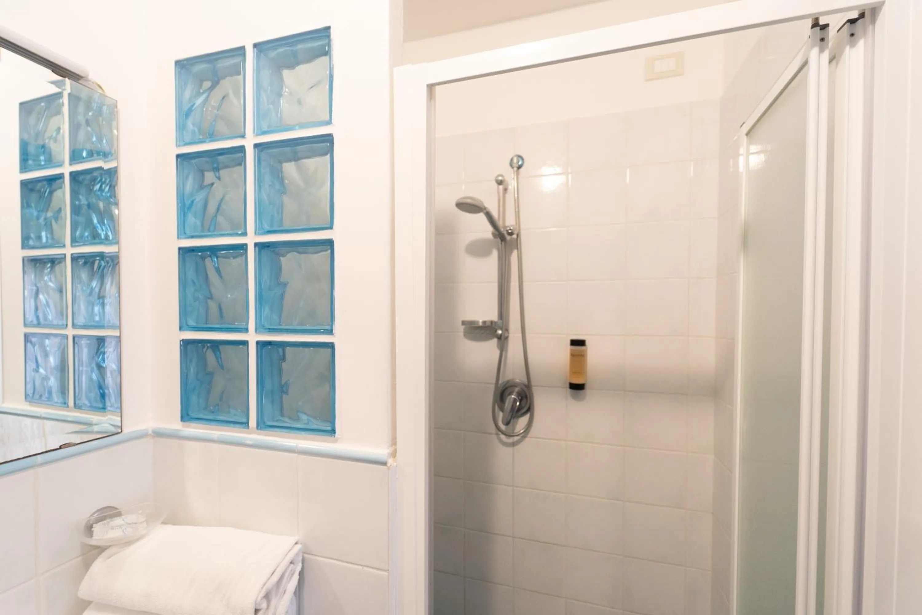 Shower in Hotel Terme Zi Carmela