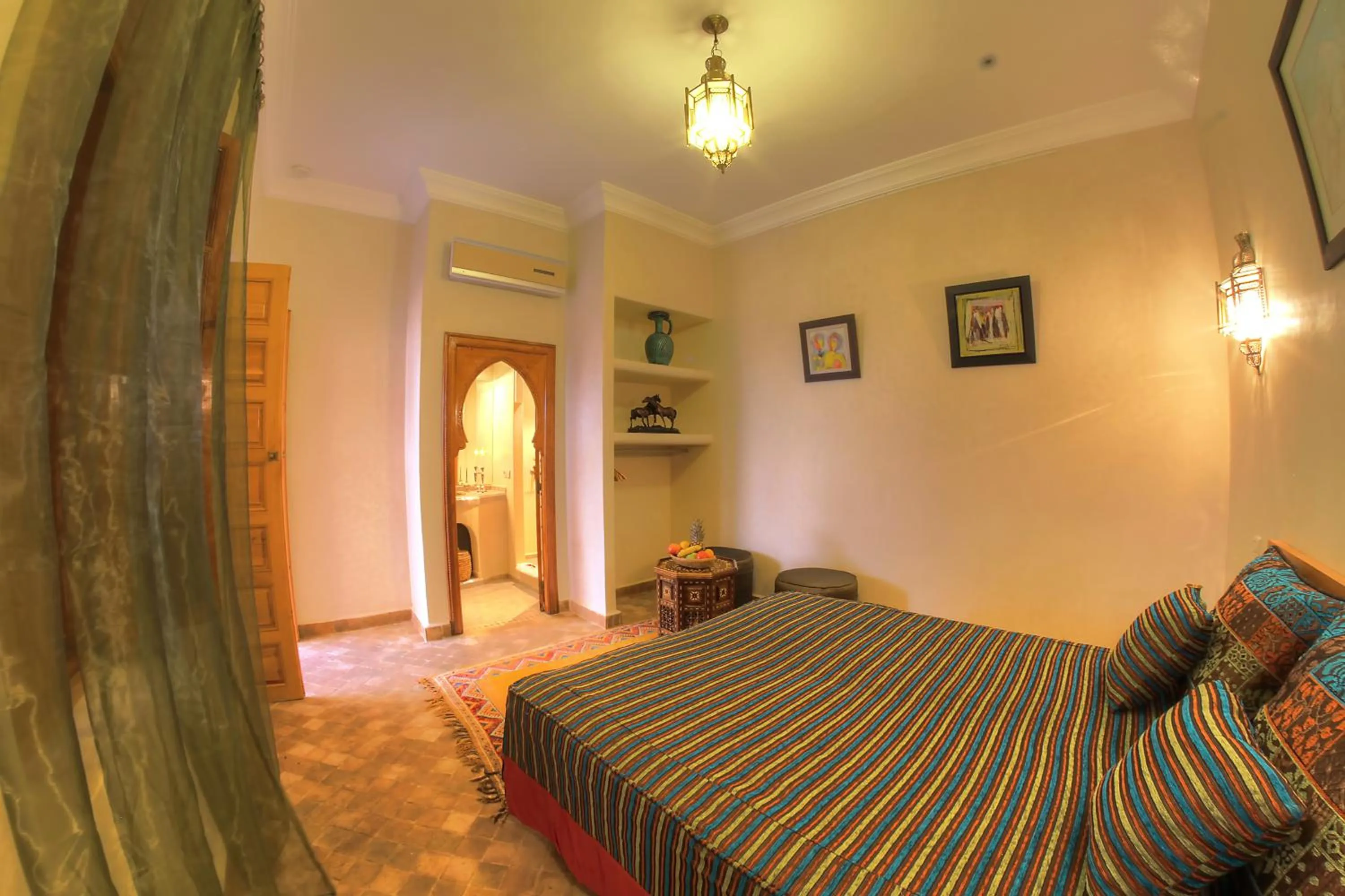 Photo of the whole room, Bed in Dar Tasnime