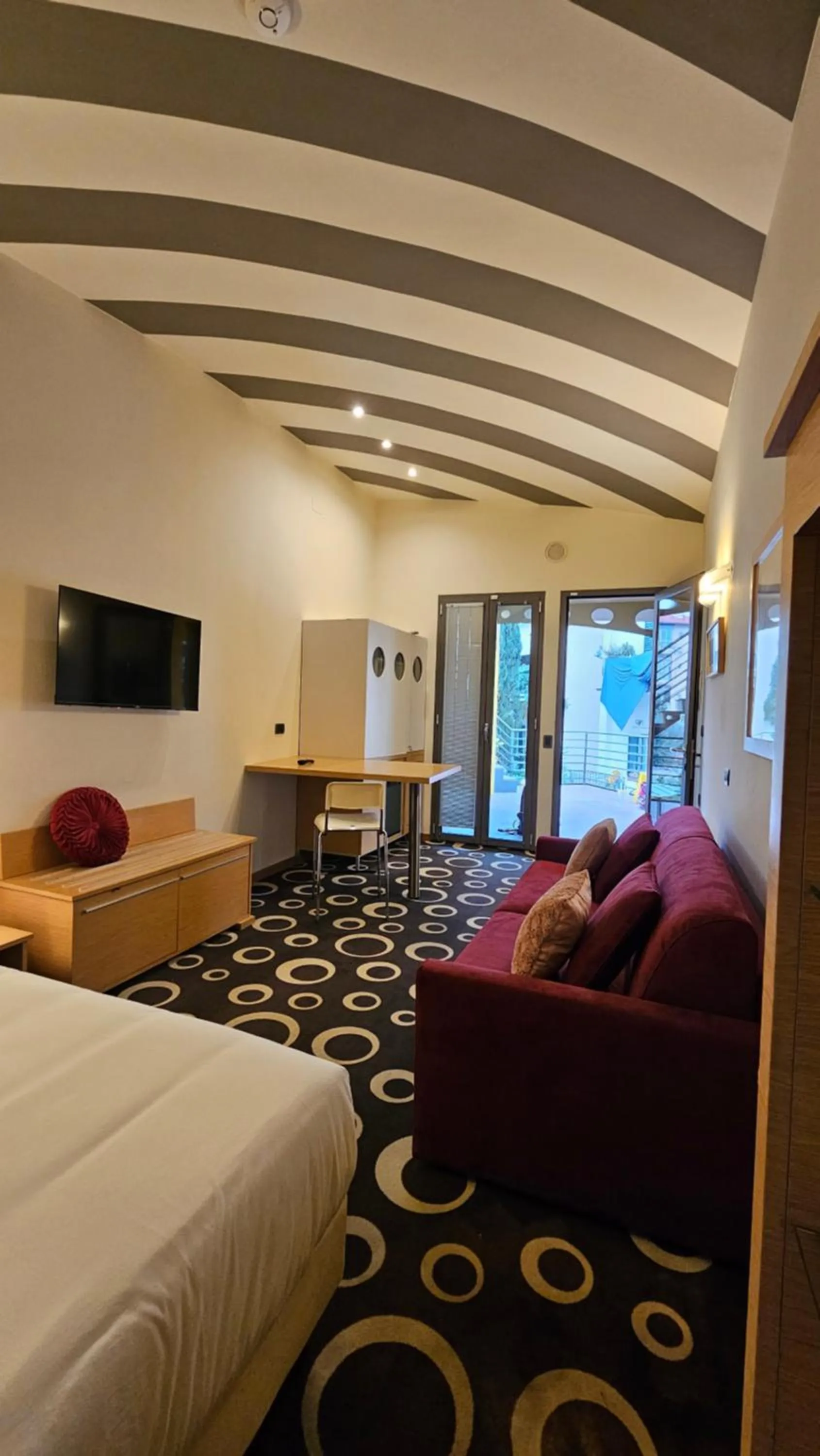 Photo of the whole room, Bed in Select Executive Residence